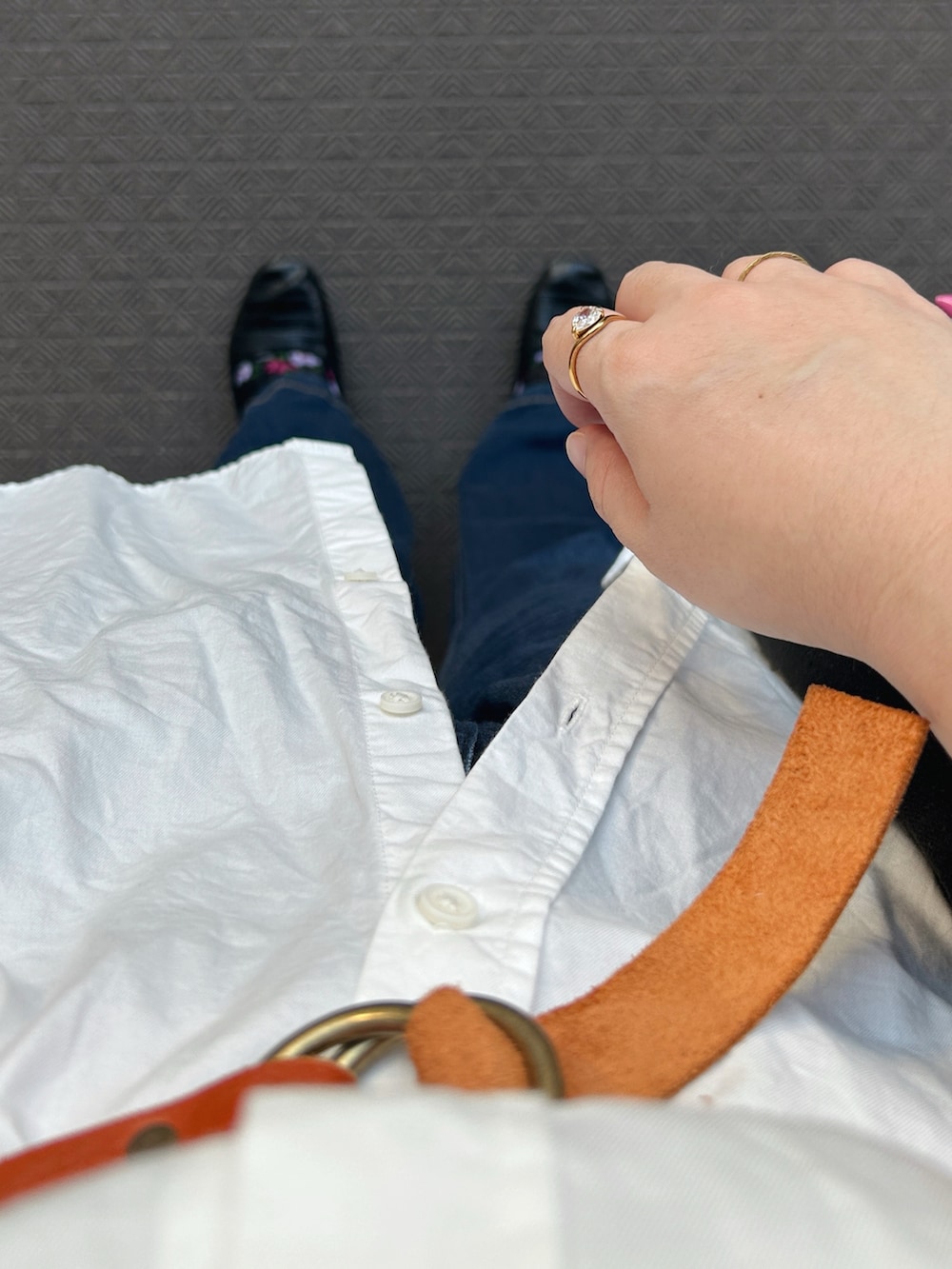 ブラック系のバレエシューズ、ホワイト系のシャツ/ブラウス、ブルー系のデニムパンツを着用したレディースの秋コーディネートの4枚目の写真