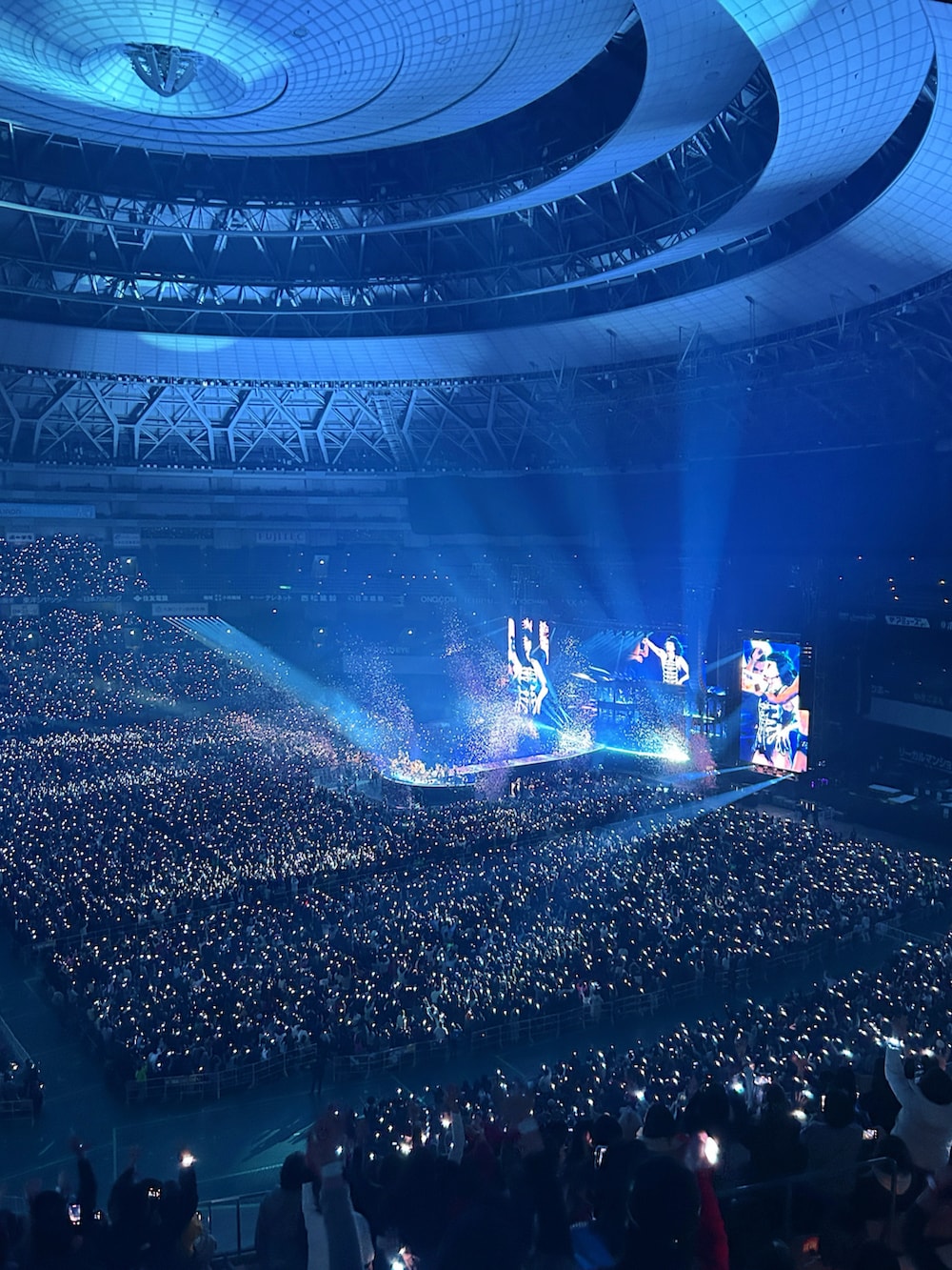 ピンク系のその他アウター、ブラック系のニット/セーター、ブラウン系のジャケット/アウターを着用したレディースの冬コーディネートの5枚目の写真