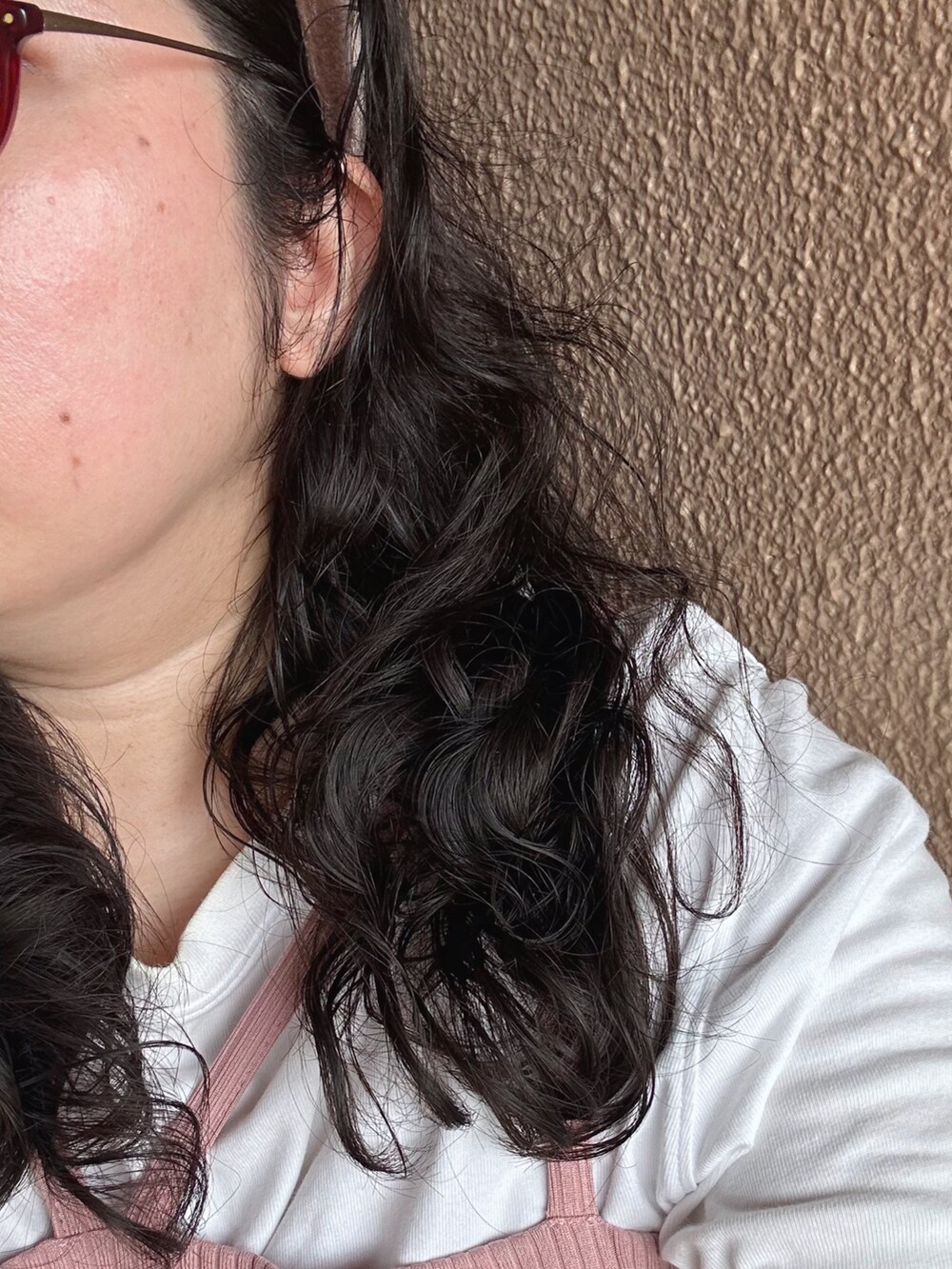 ピンク系のワンピース、ホワイト系のTシャツ/カットソー、ホワイト系のその他パンツを着用したレディースの夏コーディネートの4枚目の写真