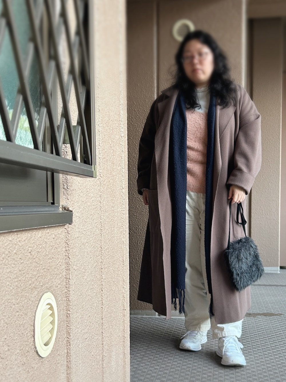 ピンク系のニット/セーター、ホワイト系のTシャツ/カットソー、ブルー系のカーディガン/ボレロを着用したレディースの冬コーディネートの2枚目の写真