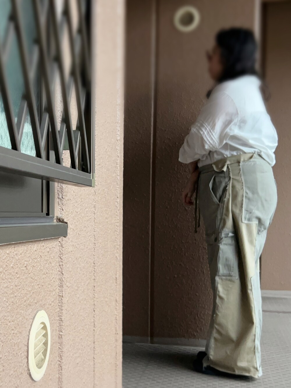 グリーン系のカーゴパンツ、ブラック系のトートバッグ、ブラック系のスニーカーを着用したレディースの夏コーディネートの3枚目の写真