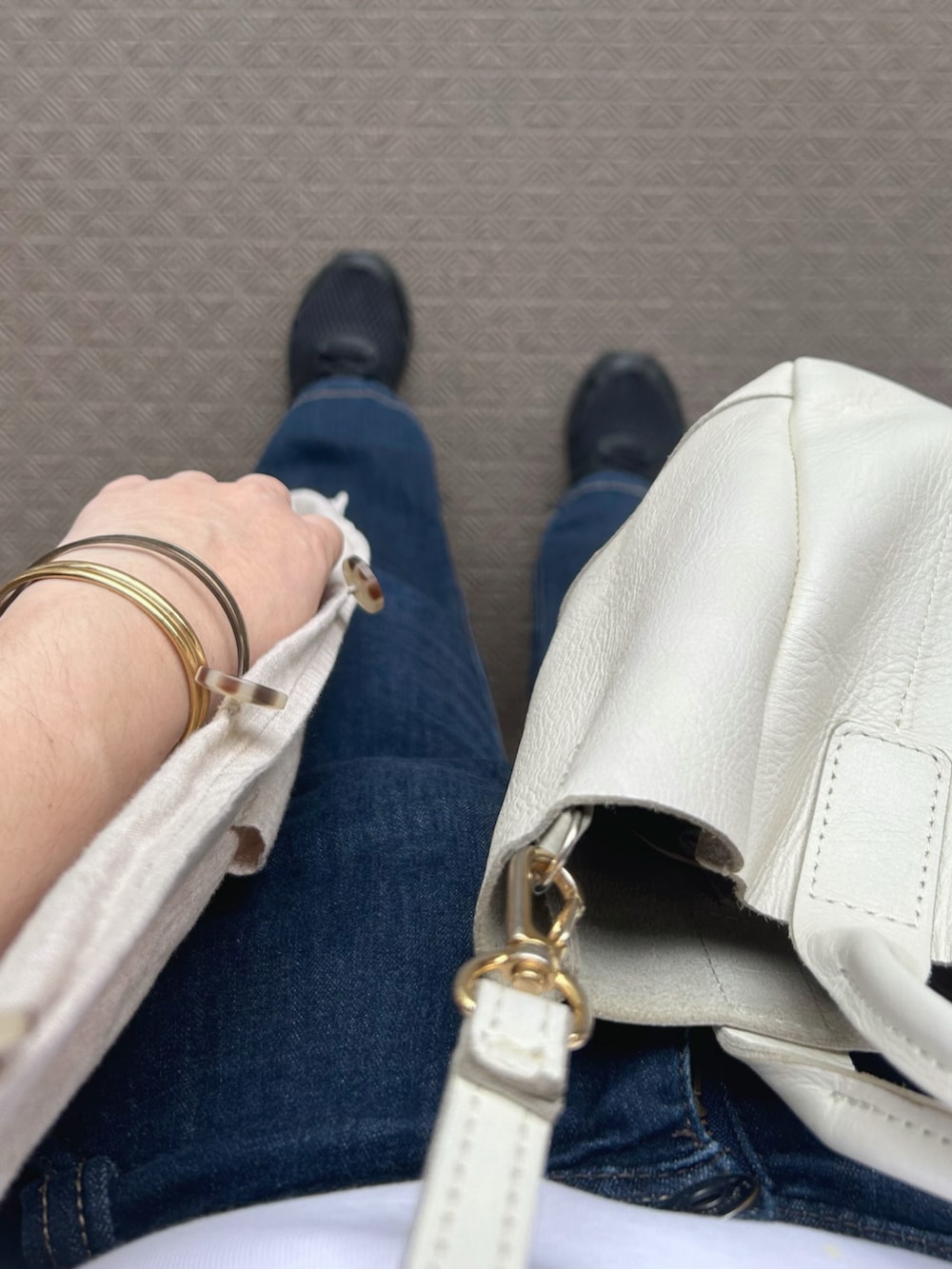 ベージュ系のその他アウター、ホワイト系のトートバッグ、ホワイト系のTシャツ/カットソーを着用したレディースの春コーディネートの3枚目の写真