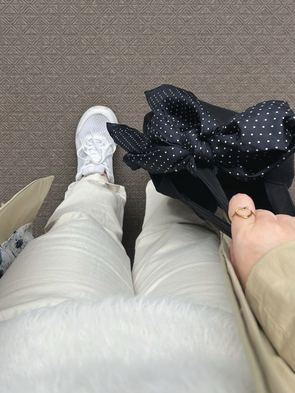 ホワイト系のベスト、ピンク系のTシャツ/カットソー、ホワイト系のパンツを着用したレディースの冬コーディネートの2枚目の写真