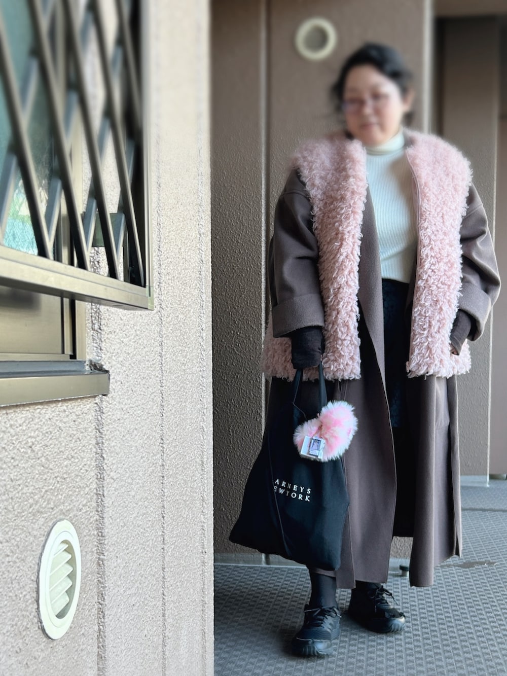 ピンク系のその他アウター、ブラウン系のジャケット/アウター、ホワイト系のニット/セーターを着用したレディースの冬コーディネートの2枚目の写真