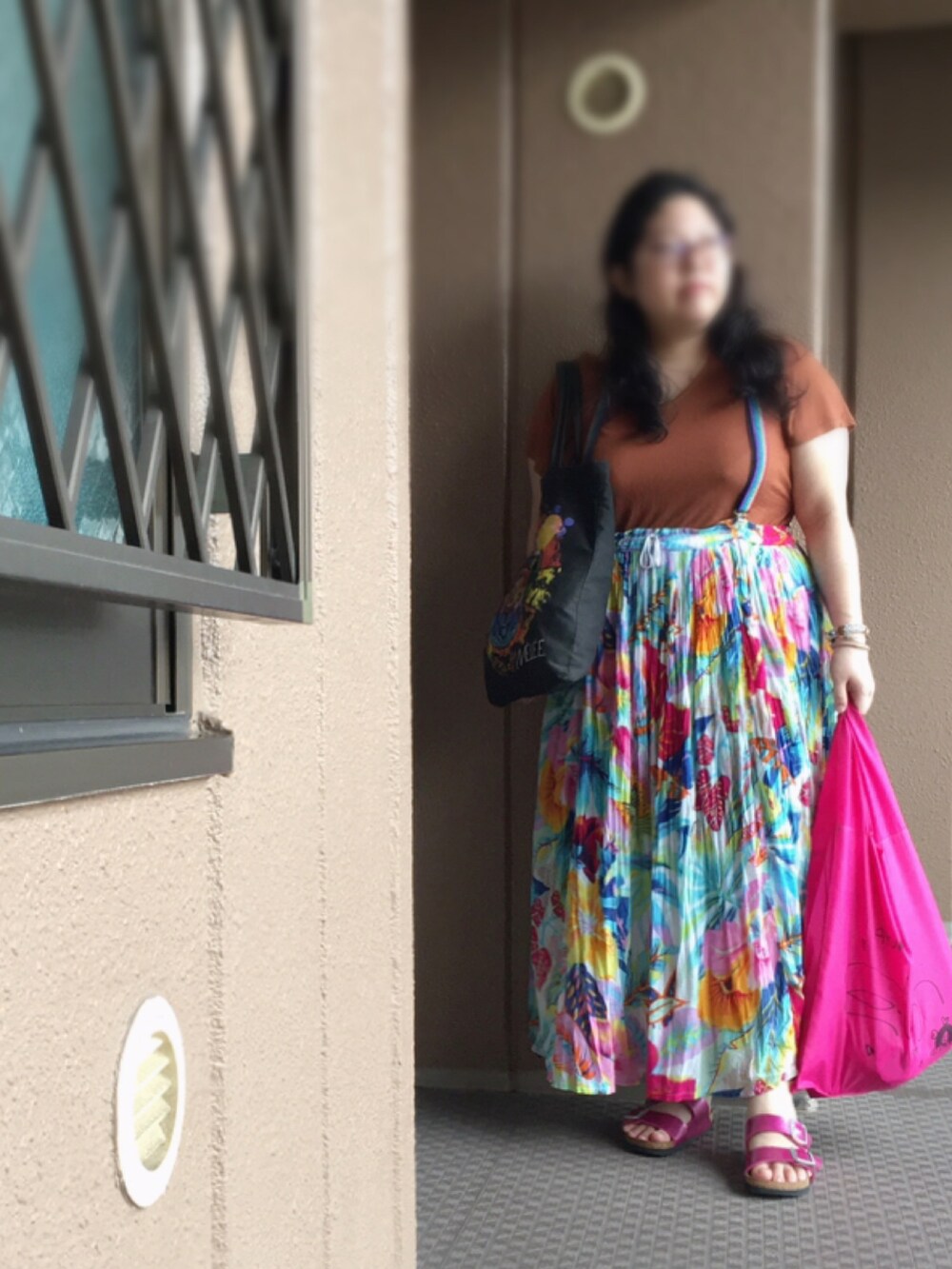 その他のスカート、ブラック系のトートバッグ、ブラウン系のTシャツ/カットソーを着用したレディースの秋コーディネートの3枚目の写真