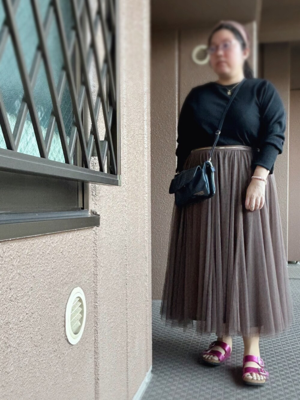 ブラウン系のスカート、その他のTシャツ/カットソー、ブルー系のショルダーバッグを着用したレディースの夏コーディネートの2枚目の写真