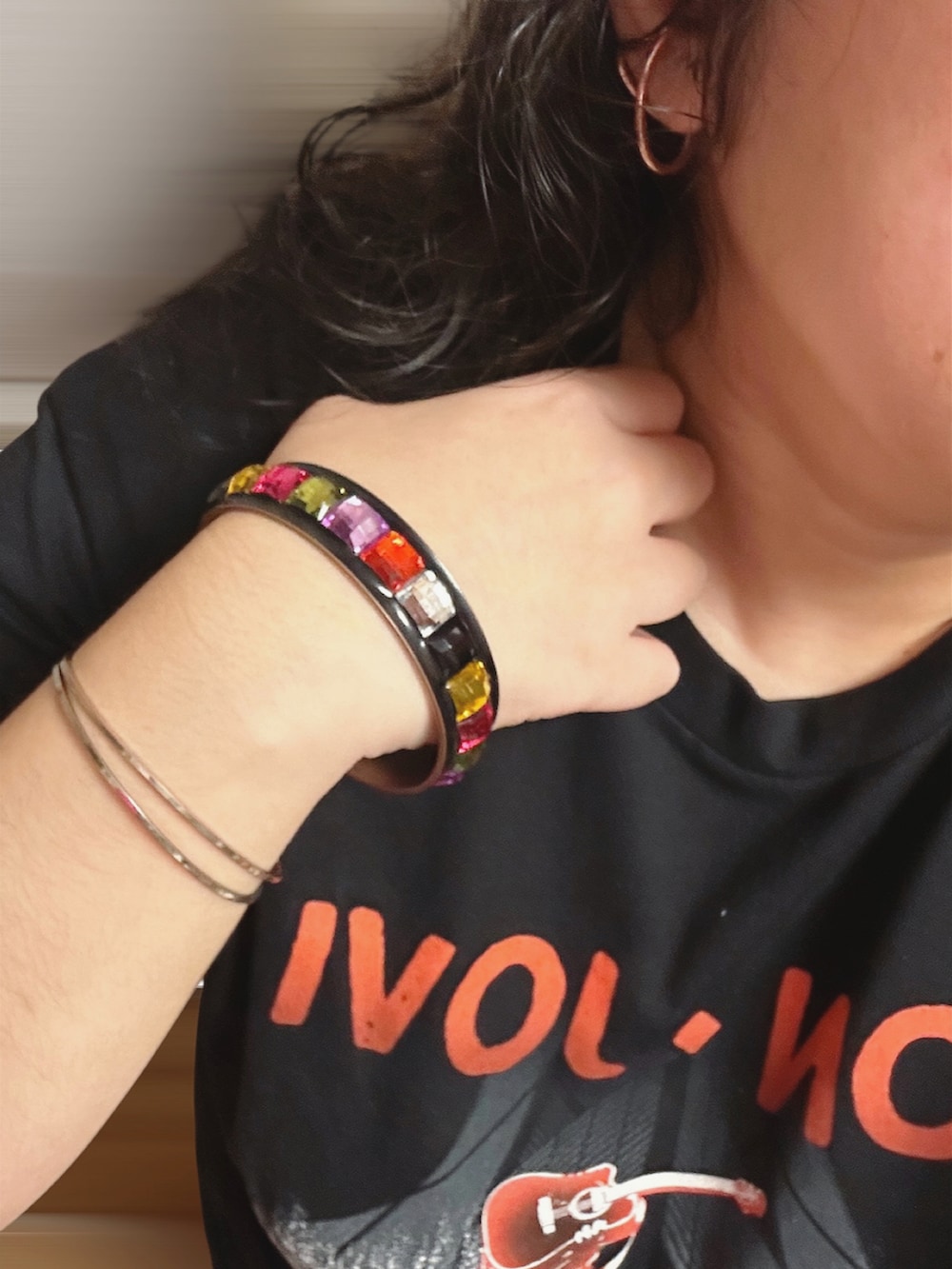 ブラック系のTシャツ/カットソー、ブルー系のデニムパンツ、ホワイト系のスニーカーを着用したレディースの秋コーディネートの3枚目の写真