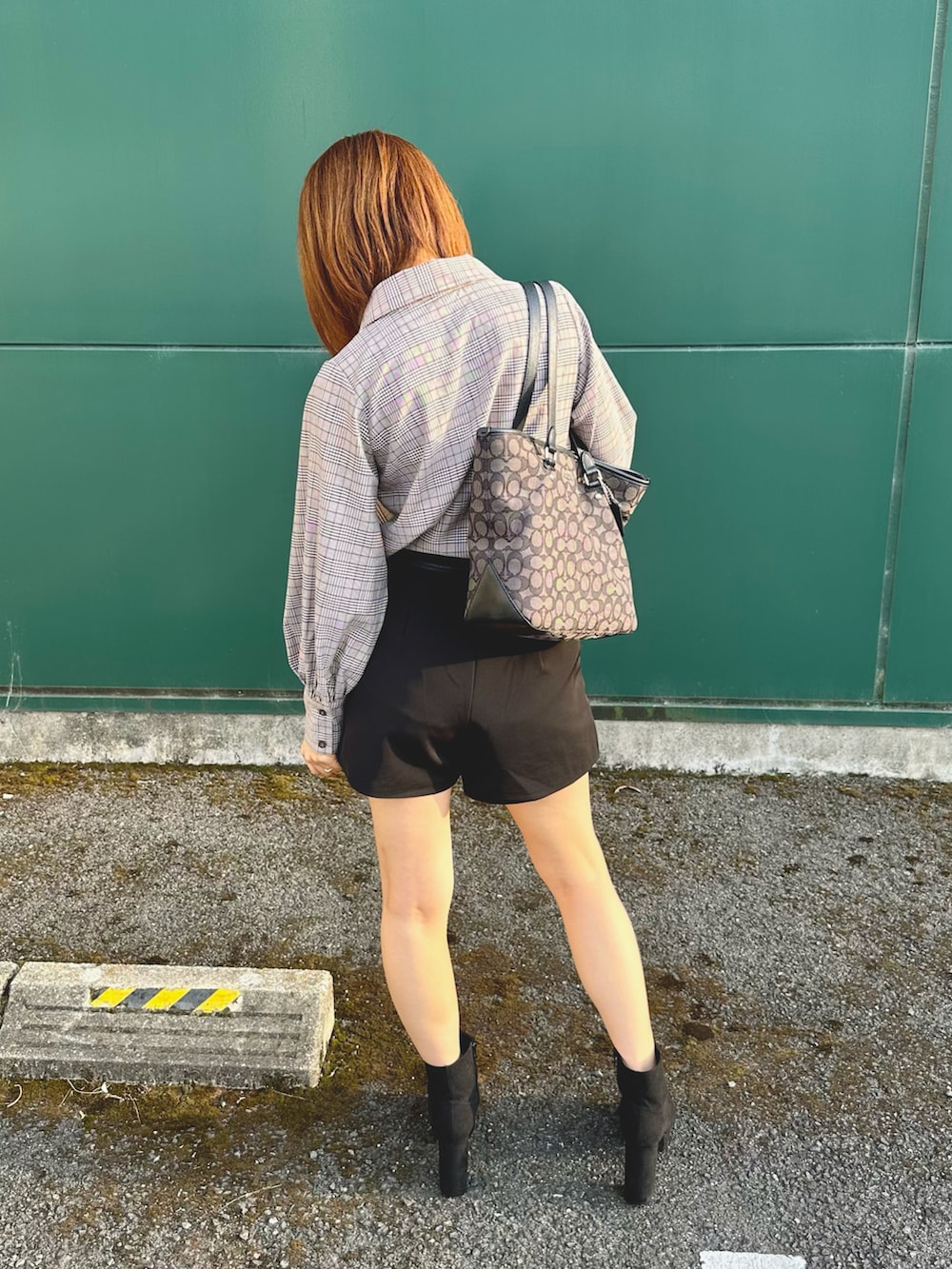 グレー系のシャツ/ブラウス、ブラック系のその他パンツ、ブラック系のブーツを着用したレディースの秋コーディネートの4枚目の写真