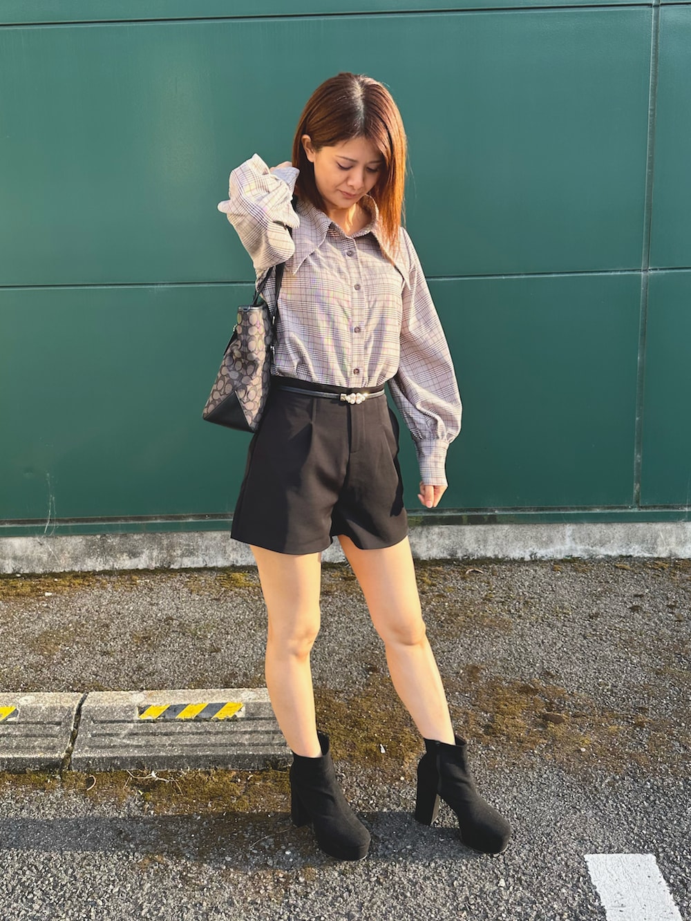 グレー系のシャツ/ブラウス、ブラック系のその他パンツ、ブラック系のブーツを着用したレディースの秋コーディネートの3枚目の写真