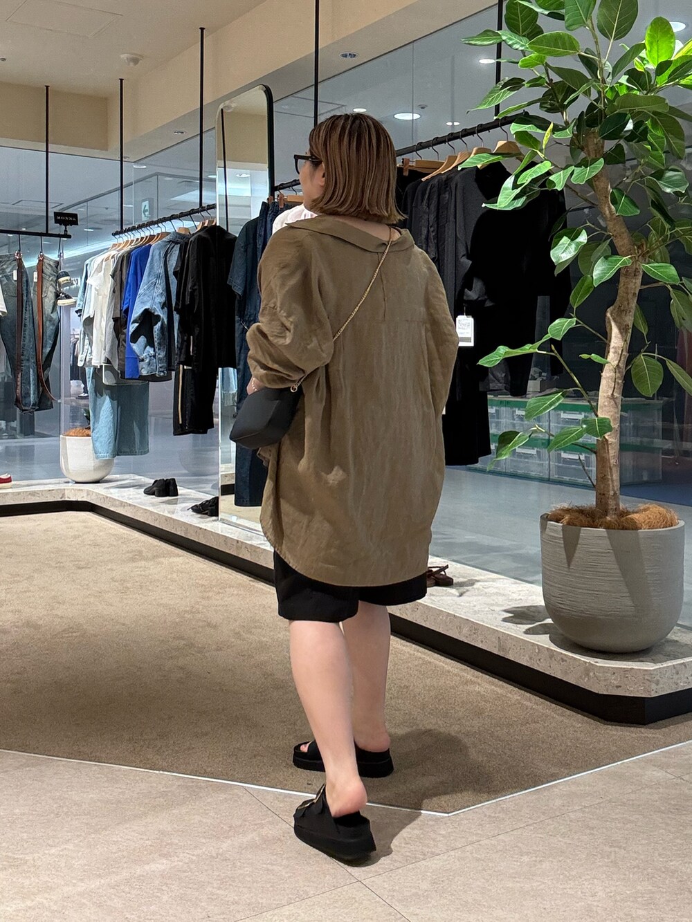 ブラウン系のシャツ/ブラウス、ブラック系のその他パンツ、ブラック系のサンダルを着用したレディースの夏コーディネートの3枚目の写真