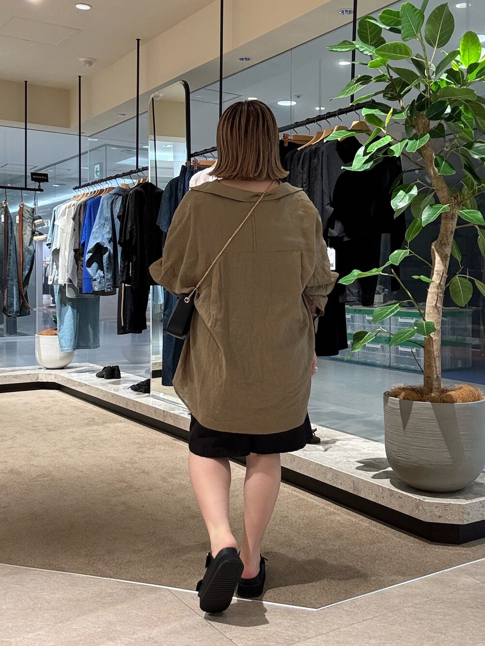 ブラウン系のシャツ/ブラウス、ブラック系のその他パンツ、ブラック系のサンダルを着用したレディースの夏コーディネートの4枚目の写真