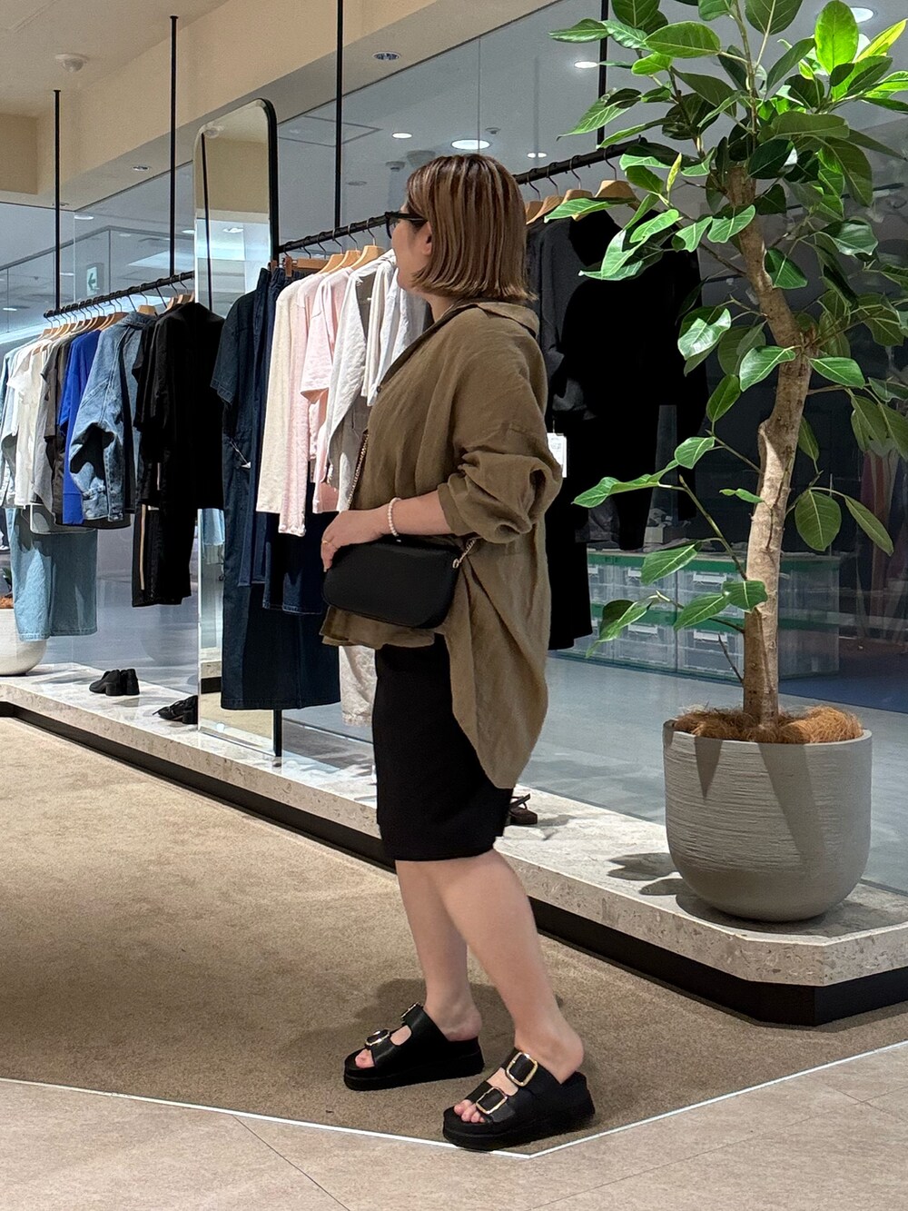 ブラウン系のシャツ/ブラウス、ブラック系のその他パンツ、ブラック系のサンダルを着用したレディースの夏コーディネートの2枚目の写真