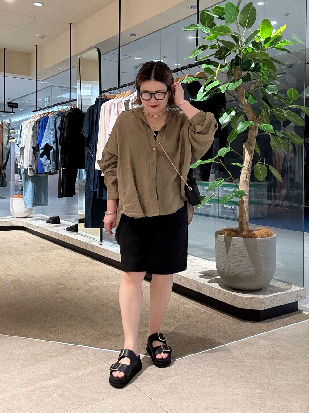 ブラウン系のシャツ/ブラウス、ブラック系のその他パンツ、ブラック系のサンダルを着用したレディースの夏コーディネートの5枚目の写真