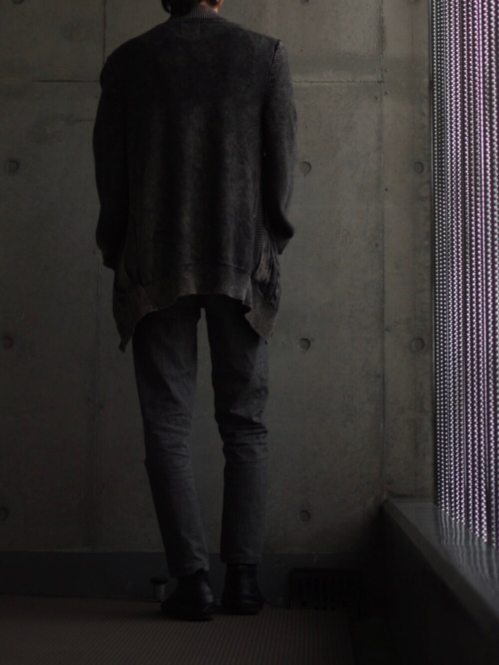 ブラック系のローファー、ブラック系のデニムパンツ、ブラック系のTシャツ/カットソーを着用したメンズの秋コーディネートの3枚目の写真