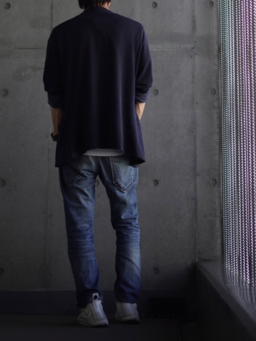 「スニーカー、白スニーカー、デニム、ジーンズ、Tシャツ、白Tシャツ、カーディガン、低身長、低身長コーデ、低身長男子」｜「DIESELのメンズ シューズ スニーカー ハイカット（スニーカー、ホワイト系）」を使った、コバヤシ_トシヒコさん（メンズ・163cm）の夏コーディネートの3枚目の写真