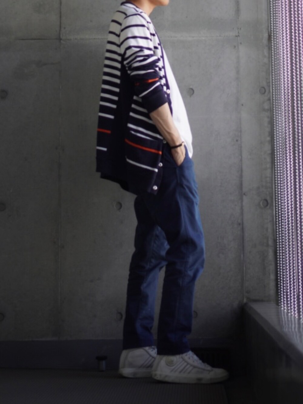 「スニーカー、白スニーカー、チノパン、Tシャツ、白Tシャツ、カーディガン、ボーダー、低身長、低身長コーデ、低身長男子」｜「DIESELのメンズ シューズ スニーカー ハイカット（スニーカー、ホワイト系）」を使った、コバヤシ_トシヒコさん（メンズ・163cm）の夏コーディネートの2枚目の写真