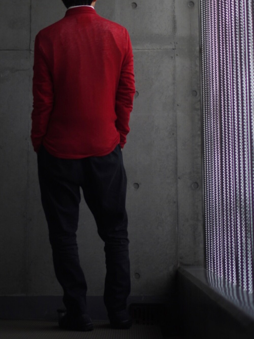 ブラック系のスニーカー、ブラック系のその他パンツ、レッド系のカーディガン/ボレロを着用したメンズの冬コーディネートの3枚目の写真