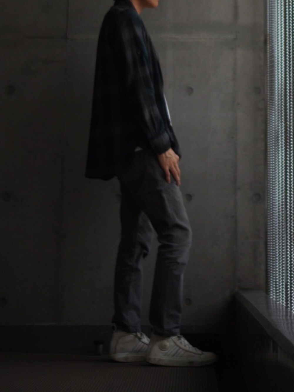 「大人カジュアル、シンプルスタイル、白Tシャツ、シンプル、シャツスタイル、柄シャツ、低身長、スニーカーコーデ、低身長コーデ、低身長男子、白スニーカー、ジーンズ、デニム、チェックシャツ、チェック」|「DIESELのメンズ シューズ スニーカー ハイカット(スニーカー、ホワイト系)」を使った、コバヤシ_トシヒコさん(メンズ・163cm)の夏コーディネートの2枚目の写真