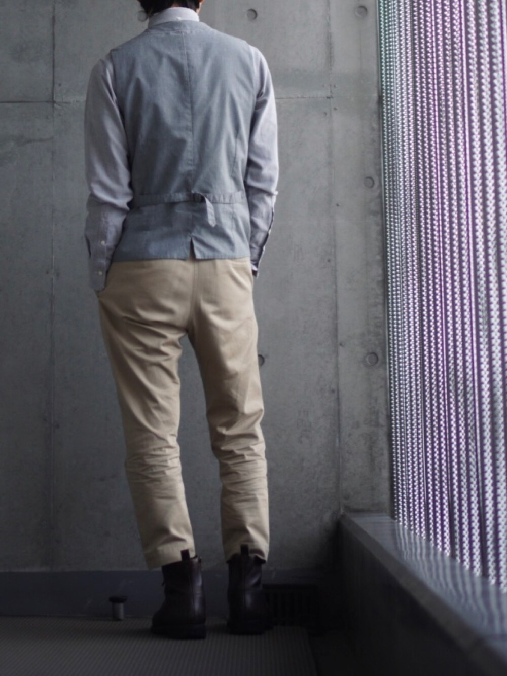 ベージュ系のチノパンツ、ブラウン系のブーツ、グレー系のシャツ/ブラウスを着用したメンズの冬コーディネートの3枚目の写真