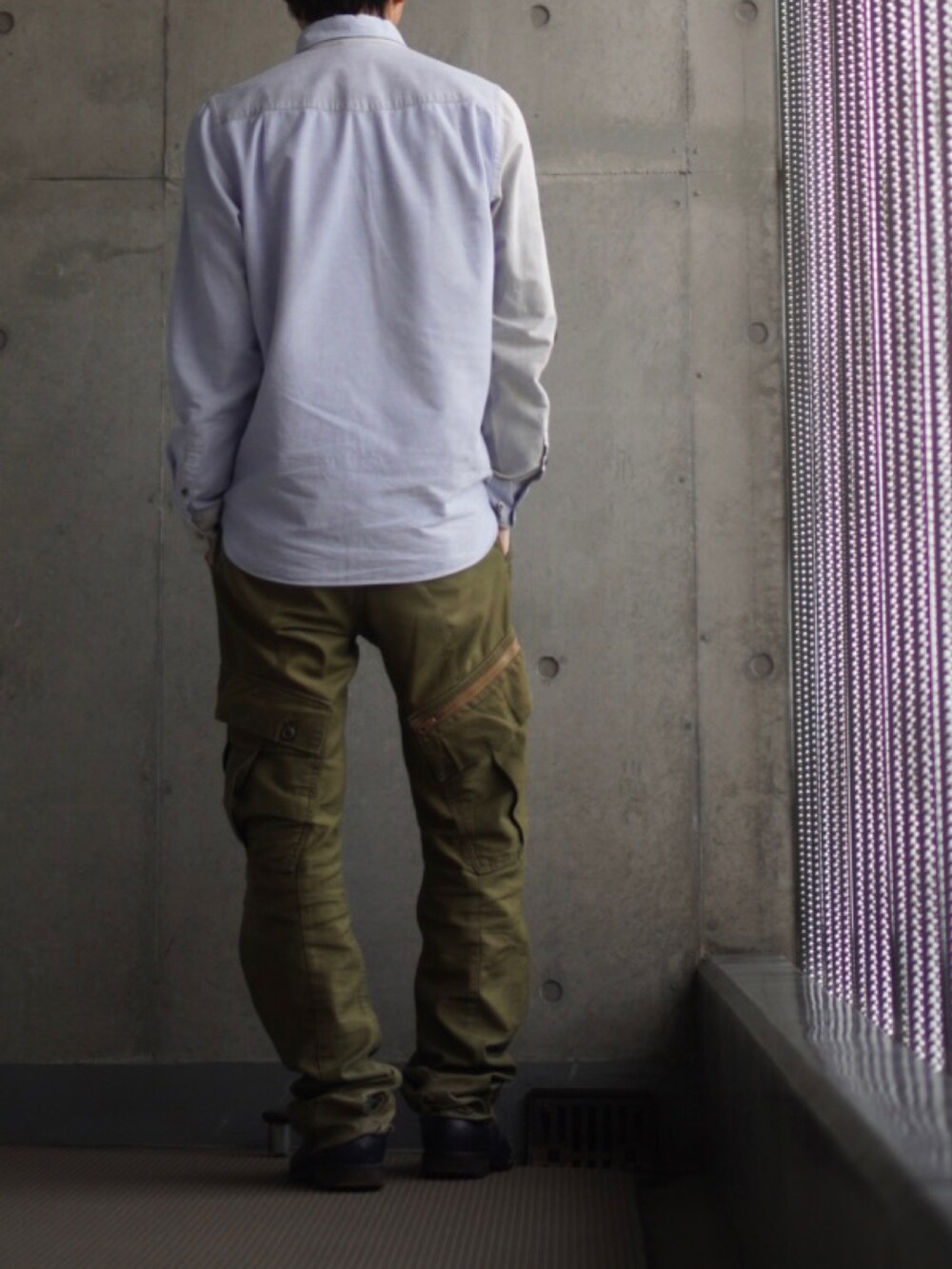 ブルー系のブーツ、グリーン系のカーゴパンツ、その他のシャツ/ブラウスを着用したメンズの夏コーディネートの3枚目の写真