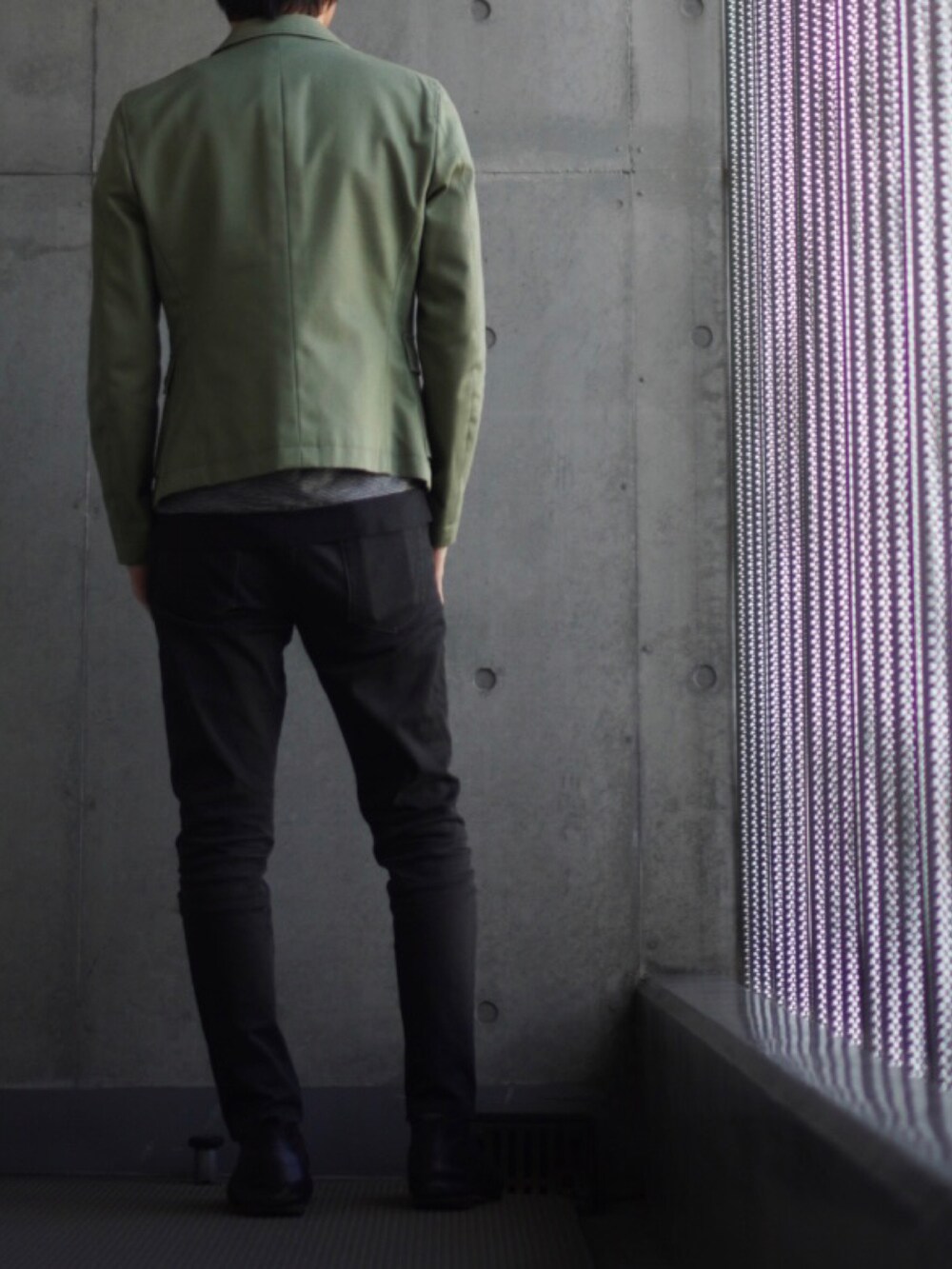 ブラック系のローファー、ブラック系のパンツ、その他のTシャツ/カットソーを着用したメンズの秋コーディネートの3枚目の写真