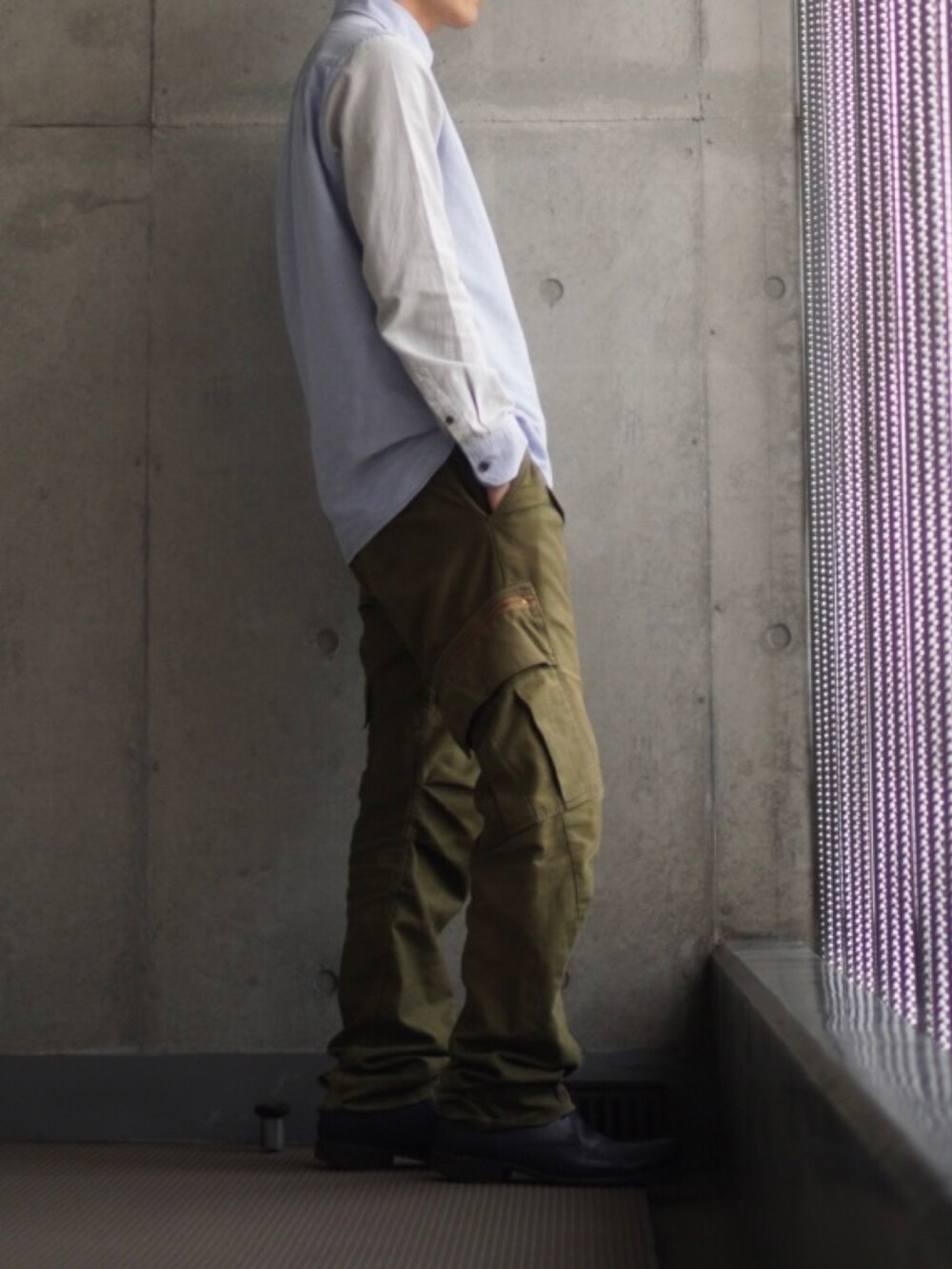 ブルー系のブーツ、グリーン系のカーゴパンツ、その他のシャツ/ブラウスを着用したメンズの夏コーディネートの2枚目の写真