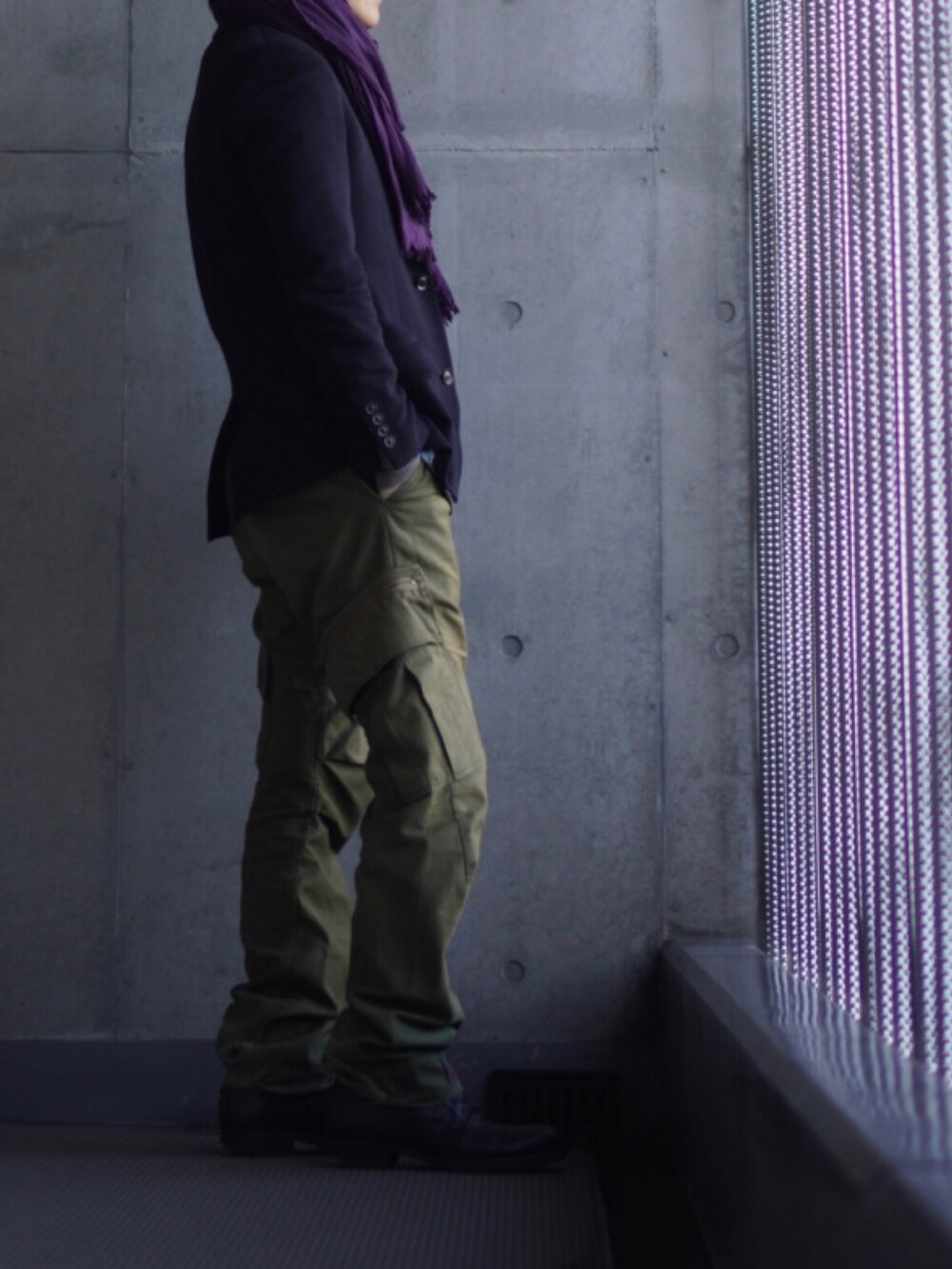 グリーン系のカーゴパンツ、ブラック系のブーツ、ブルー系のテーラードジャケットを着用したメンズの冬コーディネートの2枚目の写真