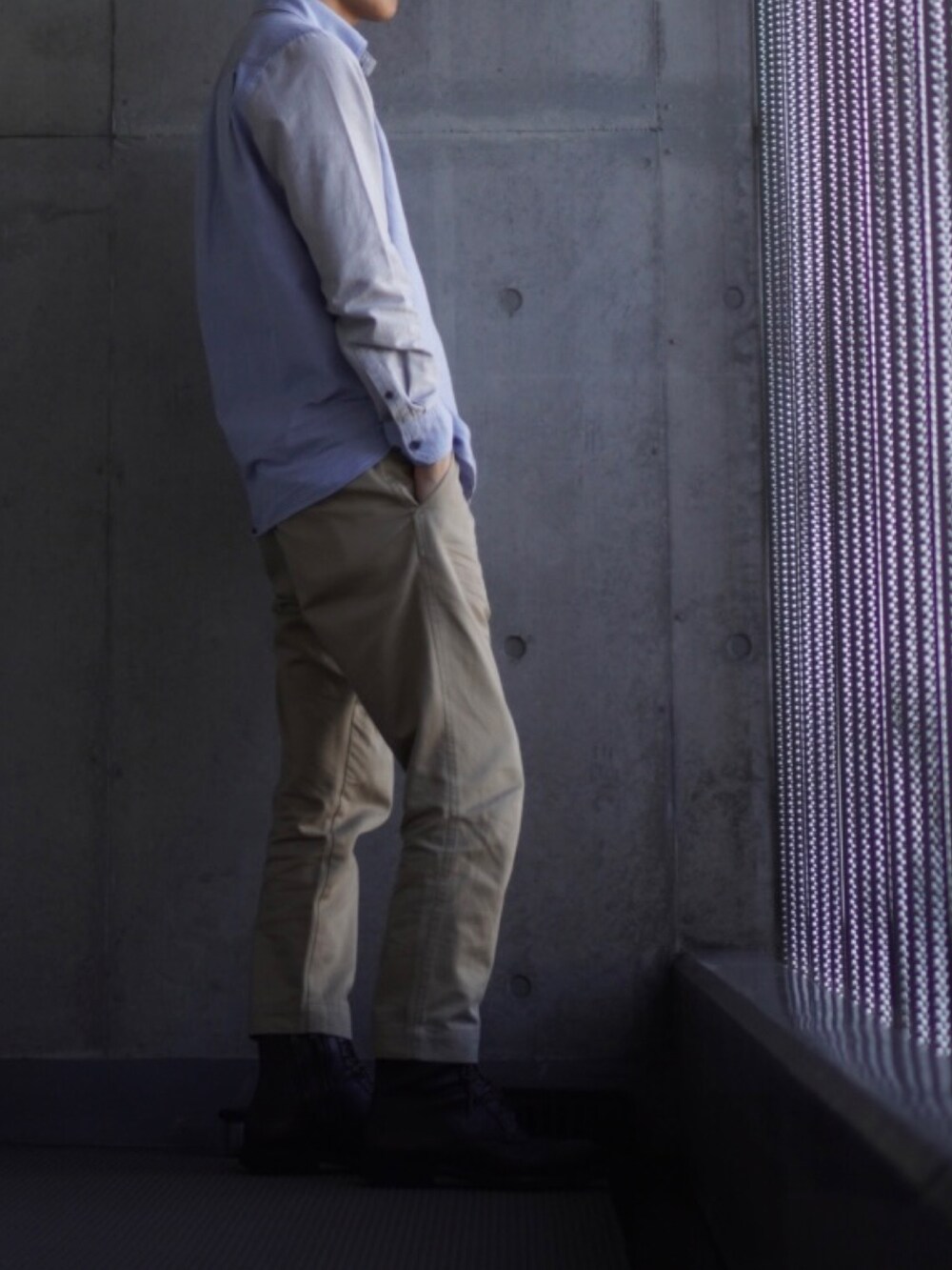 ブラウン系のブーツ、ベージュ系のチノパンツ、その他のシャツ/ブラウスを着用したメンズの春コーディネートの2枚目の写真