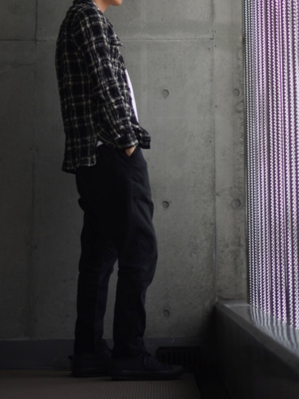 「スニーカー、黒スニーカー、テーパードパンツ、Tシャツ、白Tシャツ、シャツスタイル、シャツ、チェックシャツ、低身長、低身長コーデ、低身長男子」｜「CONVERSEのconverse コンバース ALL STAR HI オールスター ハイ 3206 BLKﾓﾉｸﾛｰﾑ（スニーカー、ブラック系）」を使った、コバヤシ_トシヒコさん（メンズ・163cm）の秋コーディネートの2枚目の写真