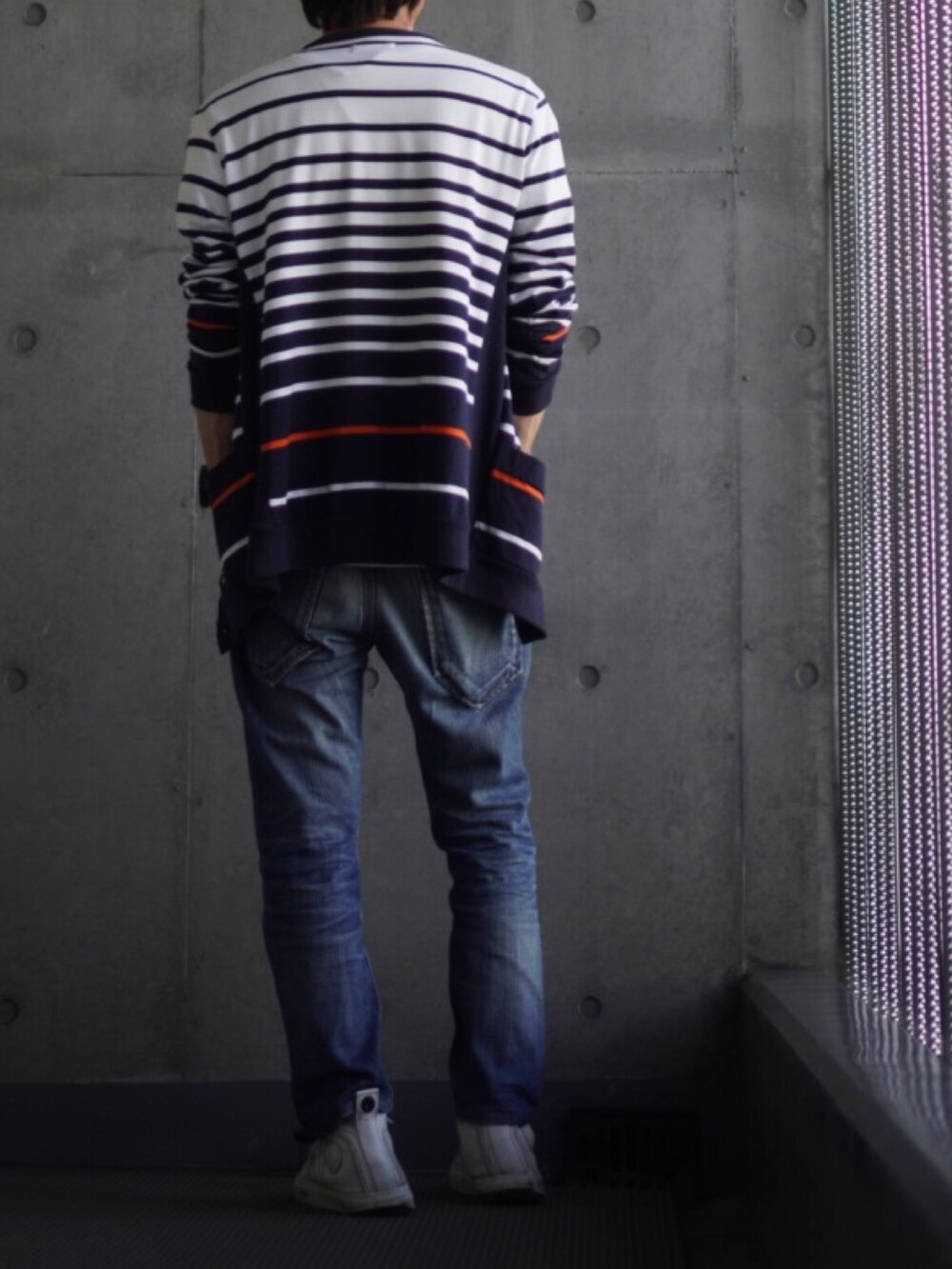 「休日スタイル、スニーカー、白スニーカー、デニム、ジーンズ、Tシャツ、白Tシャツ、カーディガン、ボーダー、低身長、低身長コーデ、低身長男子」｜「DIESELのメンズ シューズ スニーカー ハイカット（スニーカー、ホワイト系）」を使った、コバヤシ_トシヒコさん（メンズ・163cm）の夏コーディネートの3枚目の写真