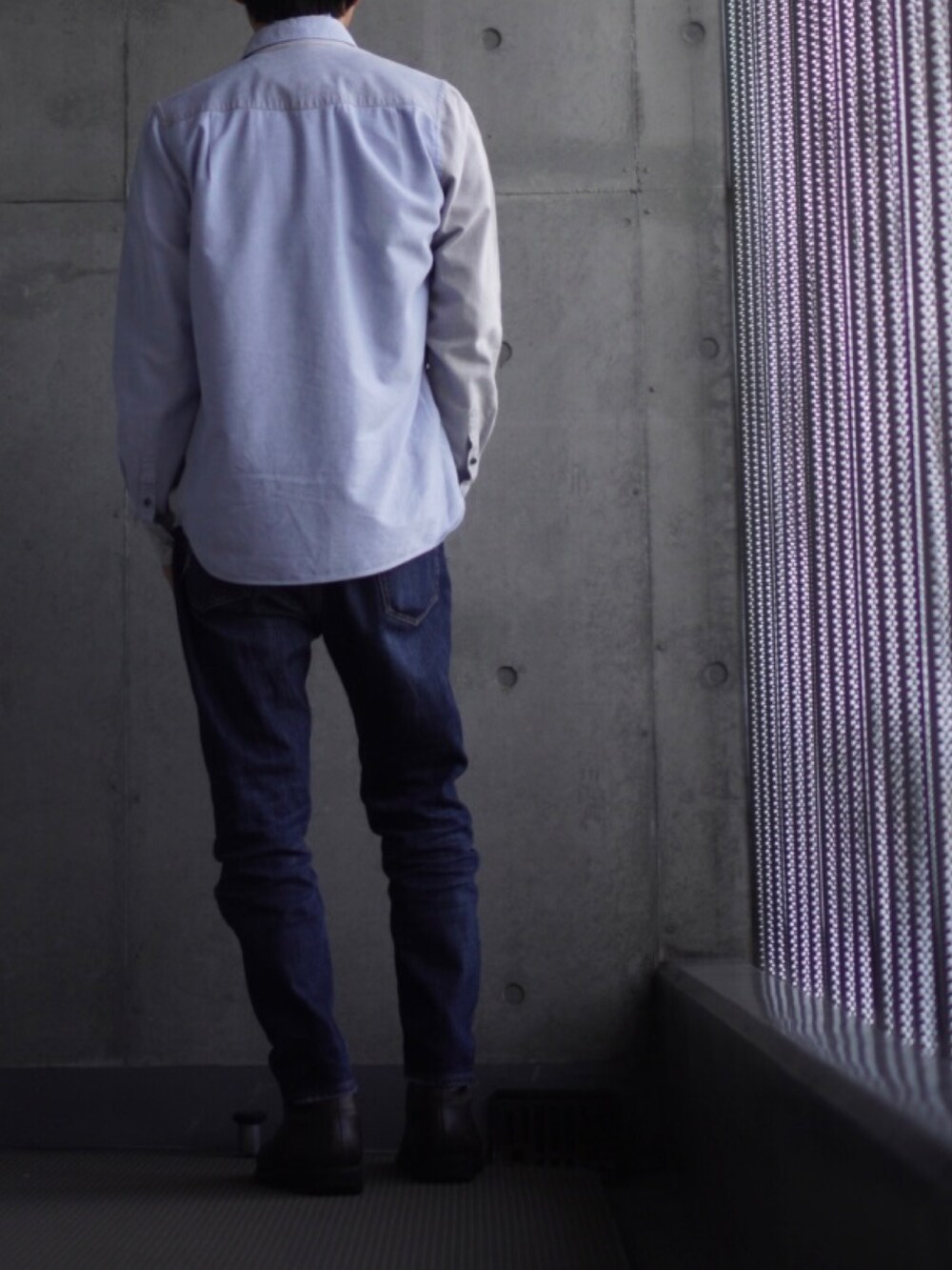 「革靴、ブーツ、デニム、ジーンズ、シャツスタイル、Tシャツ、白Tシャツ、シャツ、低身長、低身長コーデ、低身長男子」｜「alfredoBANNISTERの【ビブラムソール】ダブルジップ編み上げブーツ（ブーツ、ブラウン系）」を使った、コバヤシ_トシヒコさん（メンズ・163cm）の秋コーディネートの3枚目の写真