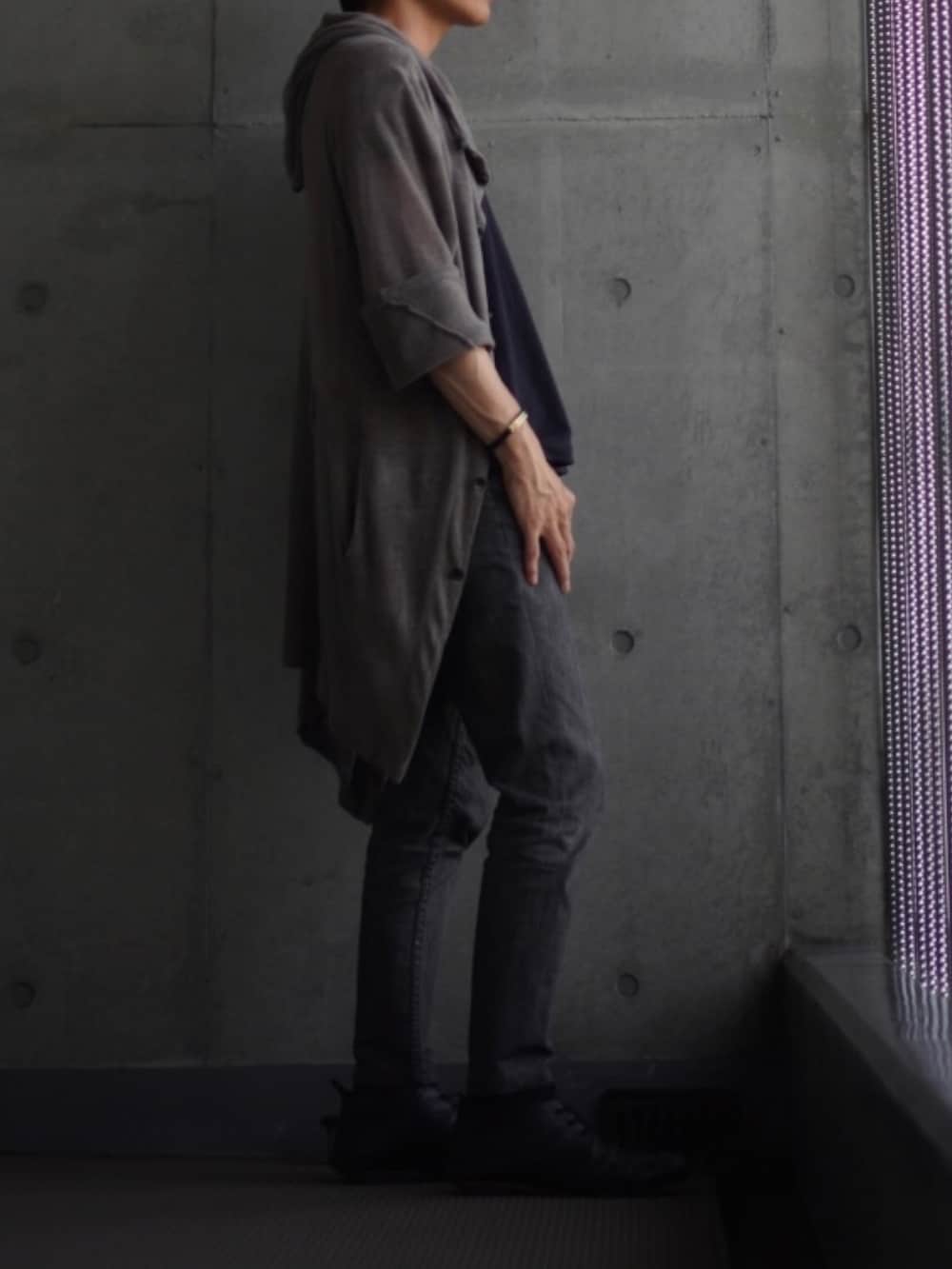 「革靴、デニム、ジーンズ、Tシャツ、黒Tシャツ、ロングカーディガン、低身長、低身長コーデ、低身長男子」｜「NANO universeのレザーシューズ（ローファー、ブラック系）」を使った、コバヤシ_トシヒコさん（メンズ・163cm）の秋コーディネートの2枚目の写真