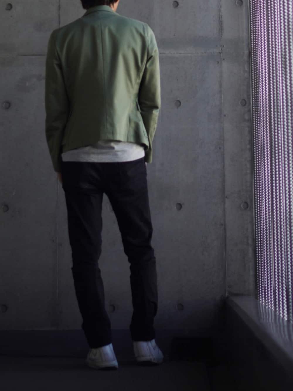 「ジャケットスタイル、スニーカー、白スニーカー、Tシャツ、ジャケット、低身長、低身長コーデ、低身長男子」｜「DIESELのメンズ シューズ スニーカー ハイカット（スニーカー、ホワイト系）」を使った、コバヤシ_トシヒコさん（メンズ・163cm）の秋コーディネートの3枚目の写真