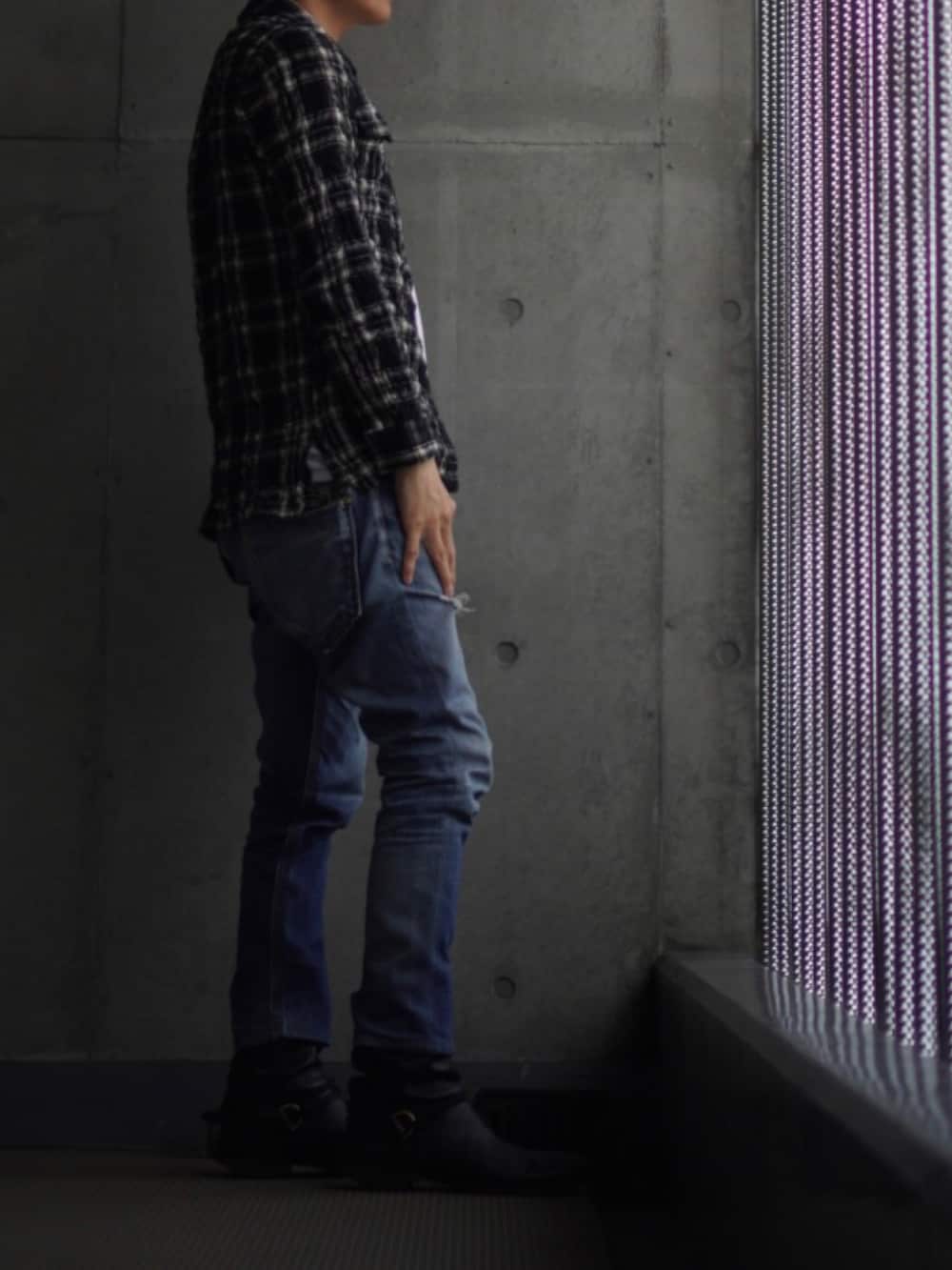 ブラック系のブーツ、ブルー系のデニムパンツ、ホワイト系のTシャツ/カットソーを着用したメンズの冬コーディネートの2枚目の写真