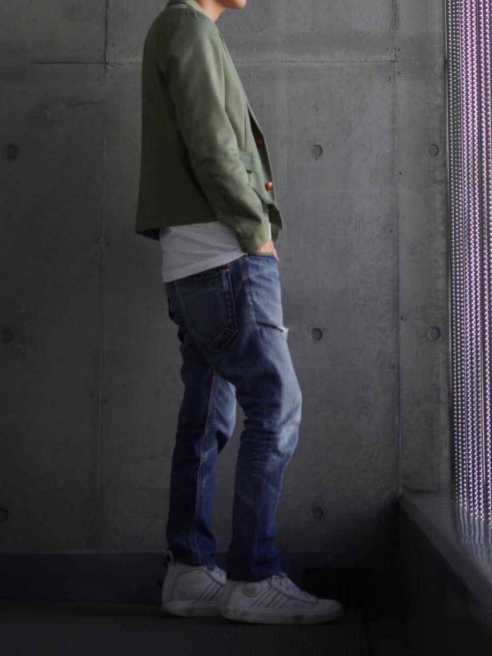 「スニーカー、白スニーカー、デニム、ジーンズ、Tシャツ、白Tシャツ、ジャケット、低身長コーデ、低身長、低身長男子」｜「DIESELのメンズ シューズ スニーカー ハイカット（スニーカー、ホワイト系）」を使った、コバヤシ_トシヒコさん（メンズ・163cm）の春コーディネートの2枚目の写真