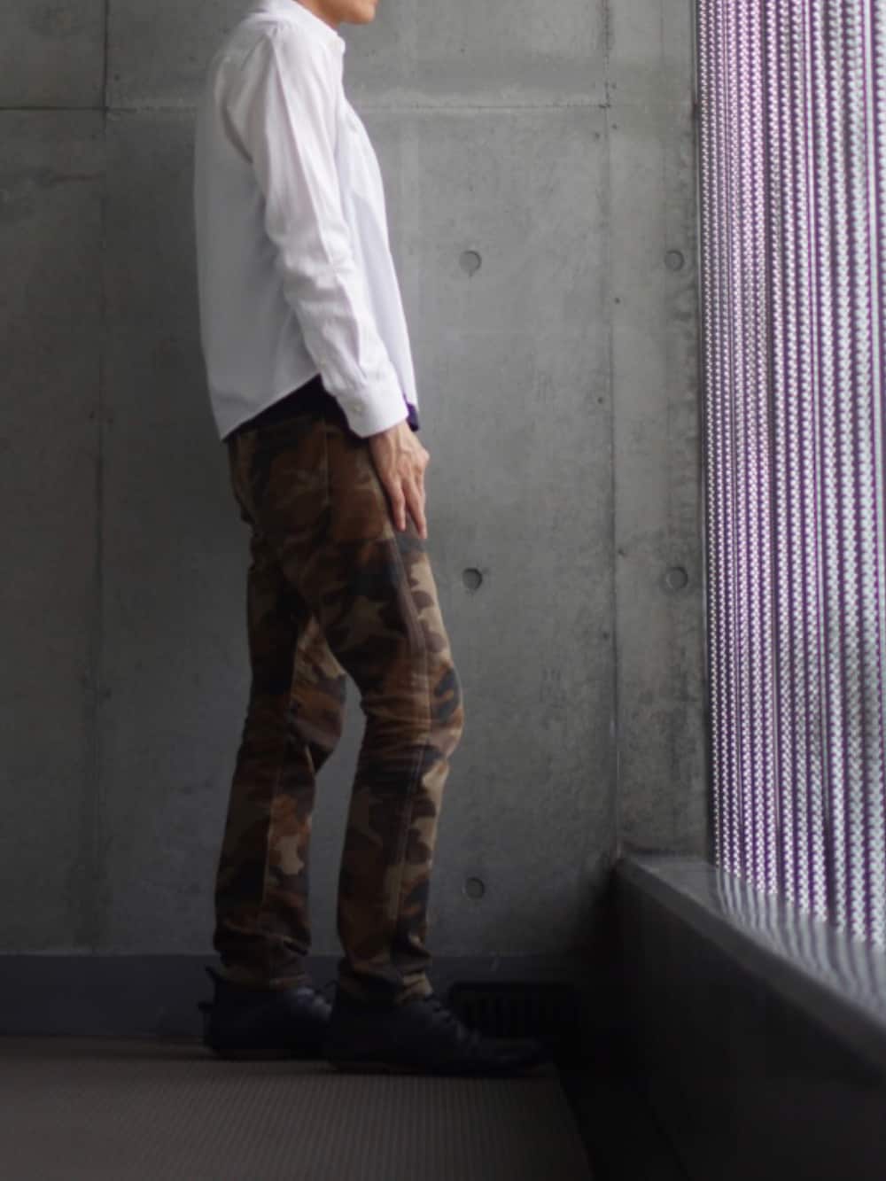「革靴、メイサイ柄、迷彩パンツ、迷彩、タンクトップ、シャツ、シャツスタイル、白シャツ、低身長、低身長コーデ、低身長男子」｜「NANO universeのレザーシューズ（ローファー、ブラック系）」を使った、コバヤシ_トシヒコさん（メンズ・163cm）の夏コーディネートの2枚目の写真