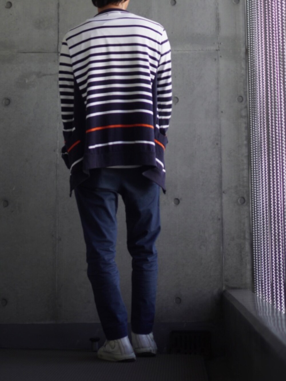 「スニーカー、白スニーカー、チノパン、Tシャツ、白Tシャツ、カーディガン、ボーダー、低身長、低身長コーデ、低身長男子」｜「DIESELのメンズ シューズ スニーカー ハイカット（スニーカー、ホワイト系）」を使った、コバヤシ_トシヒコさん（メンズ・163cm）の春コーディネートの3枚目の写真