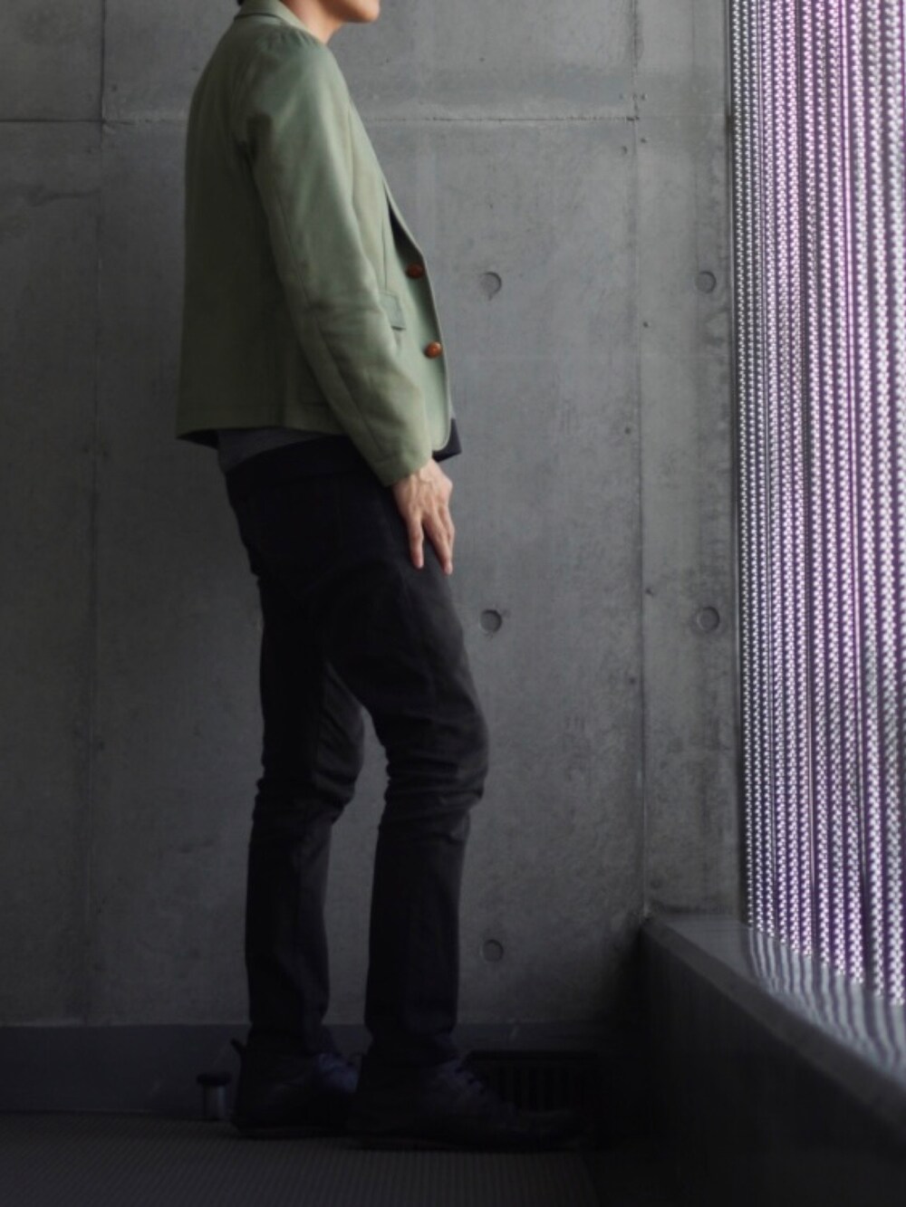 ブラック系のローファー、ブラック系のパンツ、その他のTシャツ/カットソーを着用したメンズの秋コーディネートの2枚目の写真