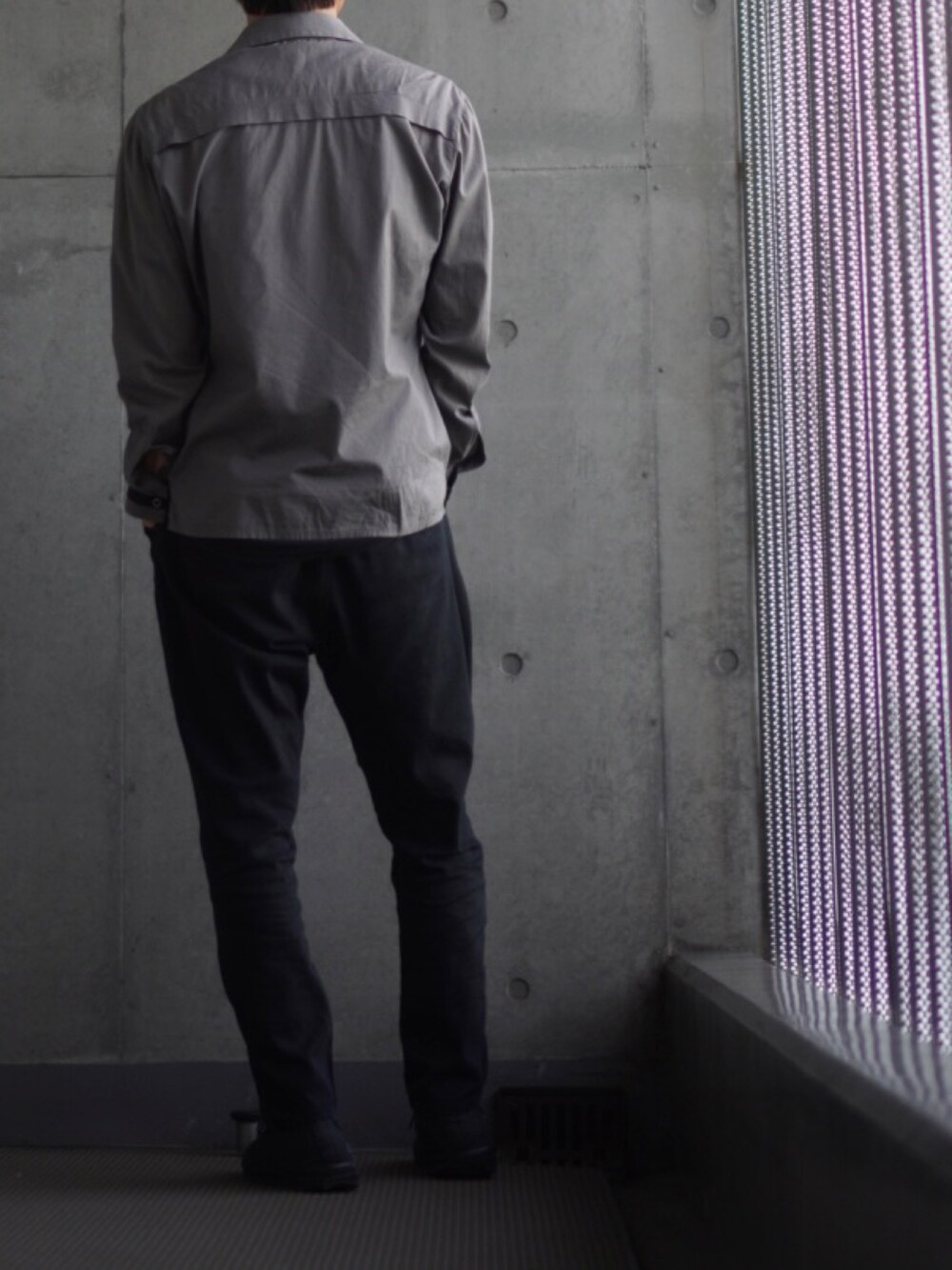 「スニーカー、黒スニーカー、テーパードパンツ、Tシャツ、白Tシャツ、シャツスタイル、シャツ、低身長、低身長コーデ、低身長男子」｜「CONVERSEのconverse コンバース ALL STAR HI オールスター ハイ 3206 BLKﾓﾉｸﾛｰﾑ（スニーカー、ブラック系）」を使った、コバヤシ_トシヒコさん（メンズ・163cm）の秋コーディネートの3枚目の写真
