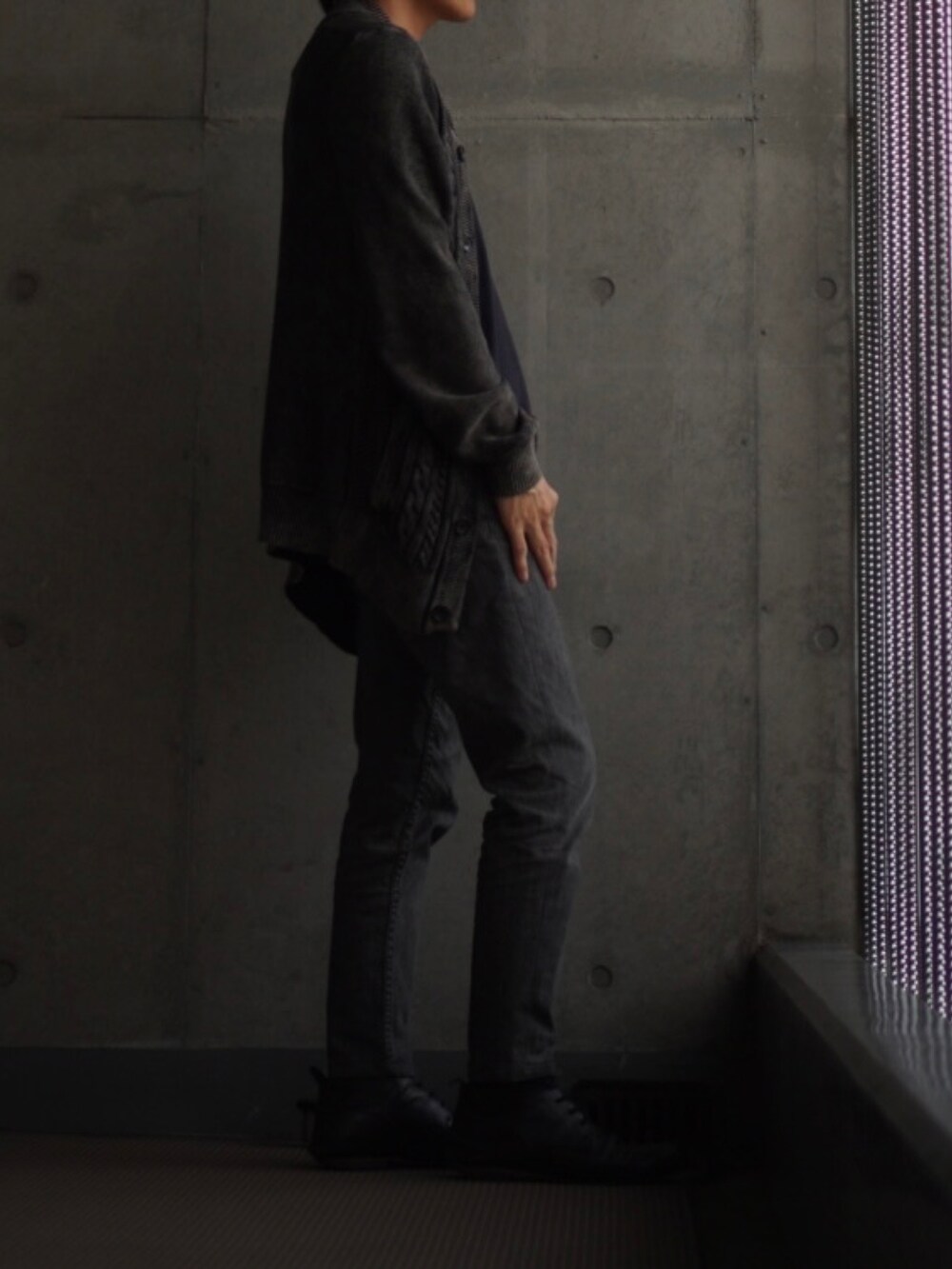 ブラック系のローファー、ブラック系のデニムパンツ、ブラック系のTシャツ/カットソーを着用したメンズの秋コーディネートの2枚目の写真