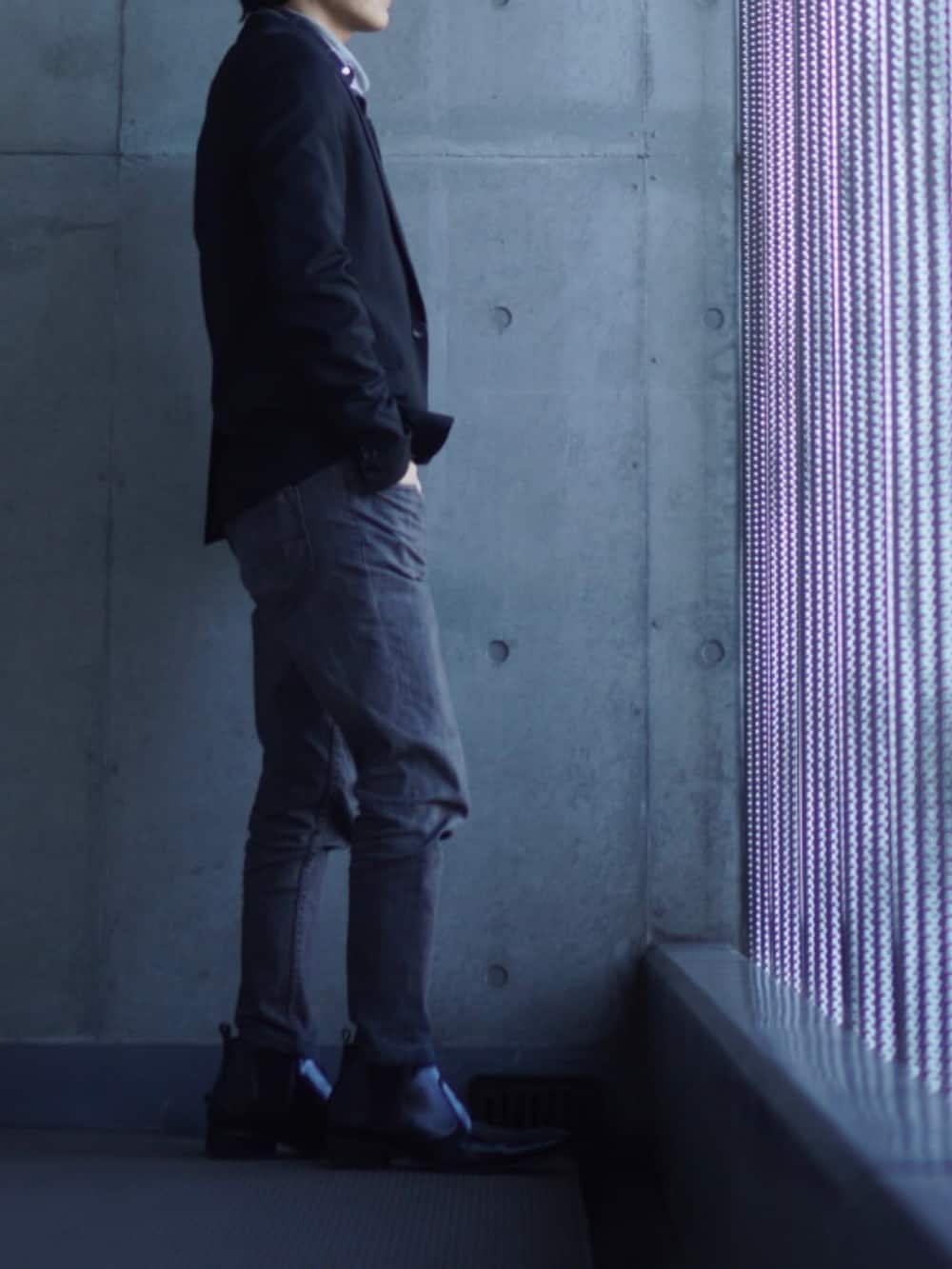 ブラック系のデニムパンツ、ブラック系のブーツ、その他のシャツ/ブラウスを着用したメンズの冬コーディネートの2枚目の写真