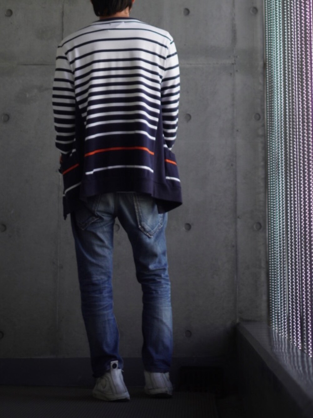 「休日コーデ、休日スタイル、シンプル、リラックススタイル、スニーカー、白Tシャツ、白スニーカー、ジーンズ、デニム、カーディガン、ボーダー、低身長、低身長コーデ、低身長男子」｜「DIESELのメンズ シューズ スニーカー ハイカット（スニーカー、ホワイト系）」を使った、コバヤシ_トシヒコさん（メンズ・163cm）の秋コーディネートの3枚目の写真