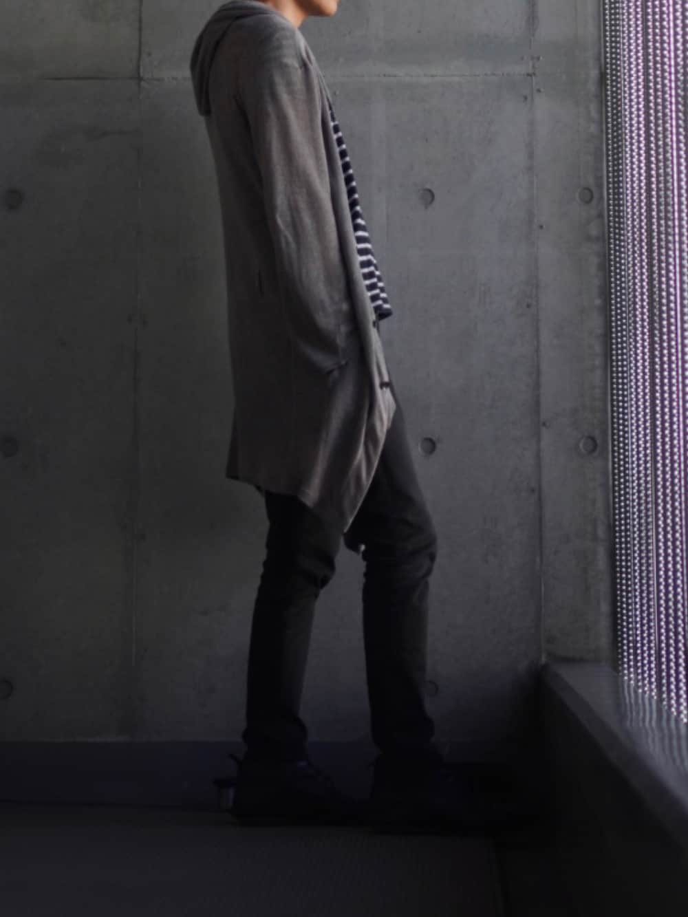 「革靴、黒スキニー、Ｉライン、Iラインシルエット、シンプルコーデ、レイヤードスタイル、ボーダー、Tシャツ、カーディガン、ロングカーディガン、低身長、低身長コーデ、低身長男子」｜「NANO universeのレザーシューズ（ローファー、ブラック系）」を使った、コバヤシ_トシヒコさん（メンズ・163cm）の秋コーディネートの2枚目の写真