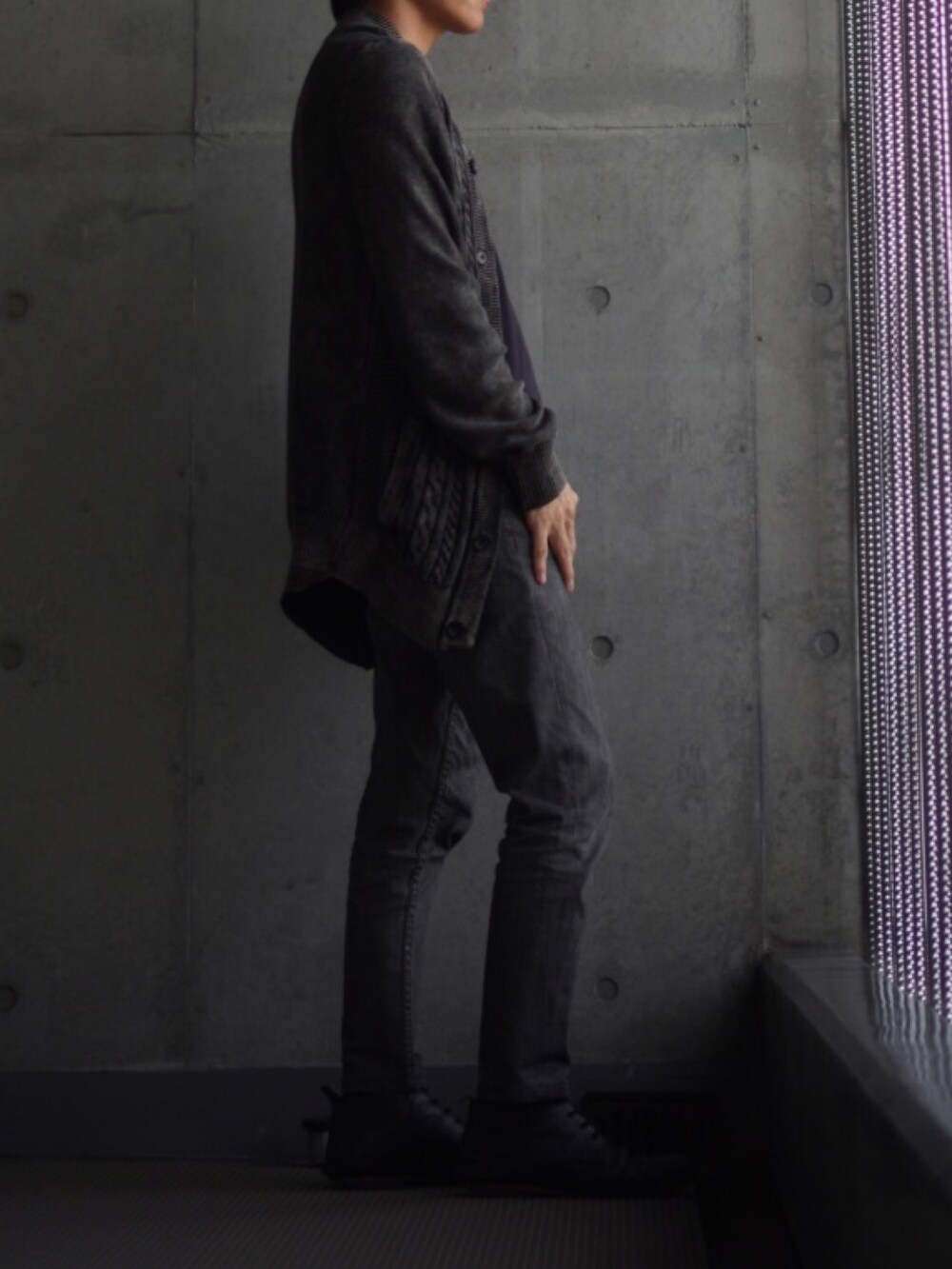 ブラック系のローファー、ブラック系のデニムパンツ、グレー系のカーディガン/ボレロを着用したメンズの秋コーディネートの2枚目の写真