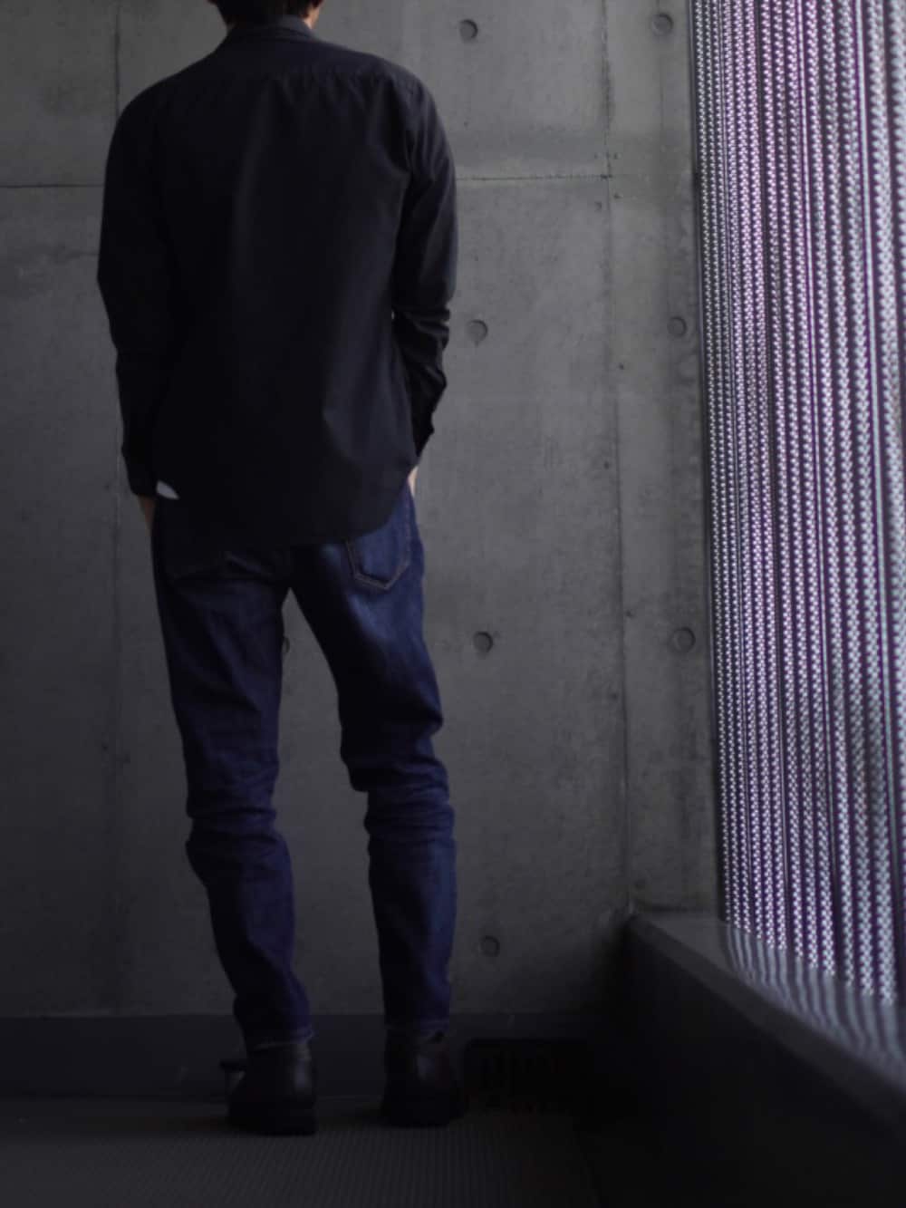 「革靴、ブーツ、デニム、ジーンズ、シャツスタイル、シャツ、黒シャツ、Tシャツ、白Tシャツ、低身長、低身長コーデ、低身長男子」｜「alfredoBANNISTERの【ビブラムソール】ダブルジップ編み上げブーツ（ブーツ、ブラウン系）」を使った、コバヤシ_トシヒコさん（メンズ・163cm）の秋コーディネートの3枚目の写真