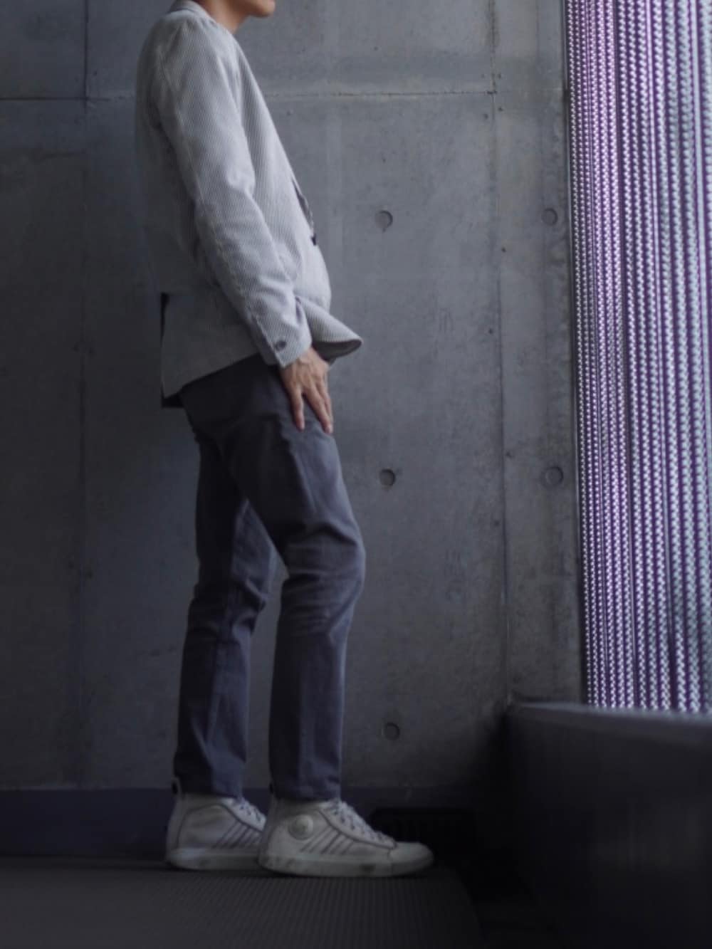 「スニーカー、白スニーカー、デニム、ジーンズ、Tシャツ、黒Tシャツ、ジャケット、低身長、低身長コーデ、低身長男子」｜「DIESELのメンズ シューズ スニーカー ハイカット（スニーカー、ホワイト系）」を使った、コバヤシ_トシヒコさん（メンズ・163cm）の秋コーディネートの2枚目の写真