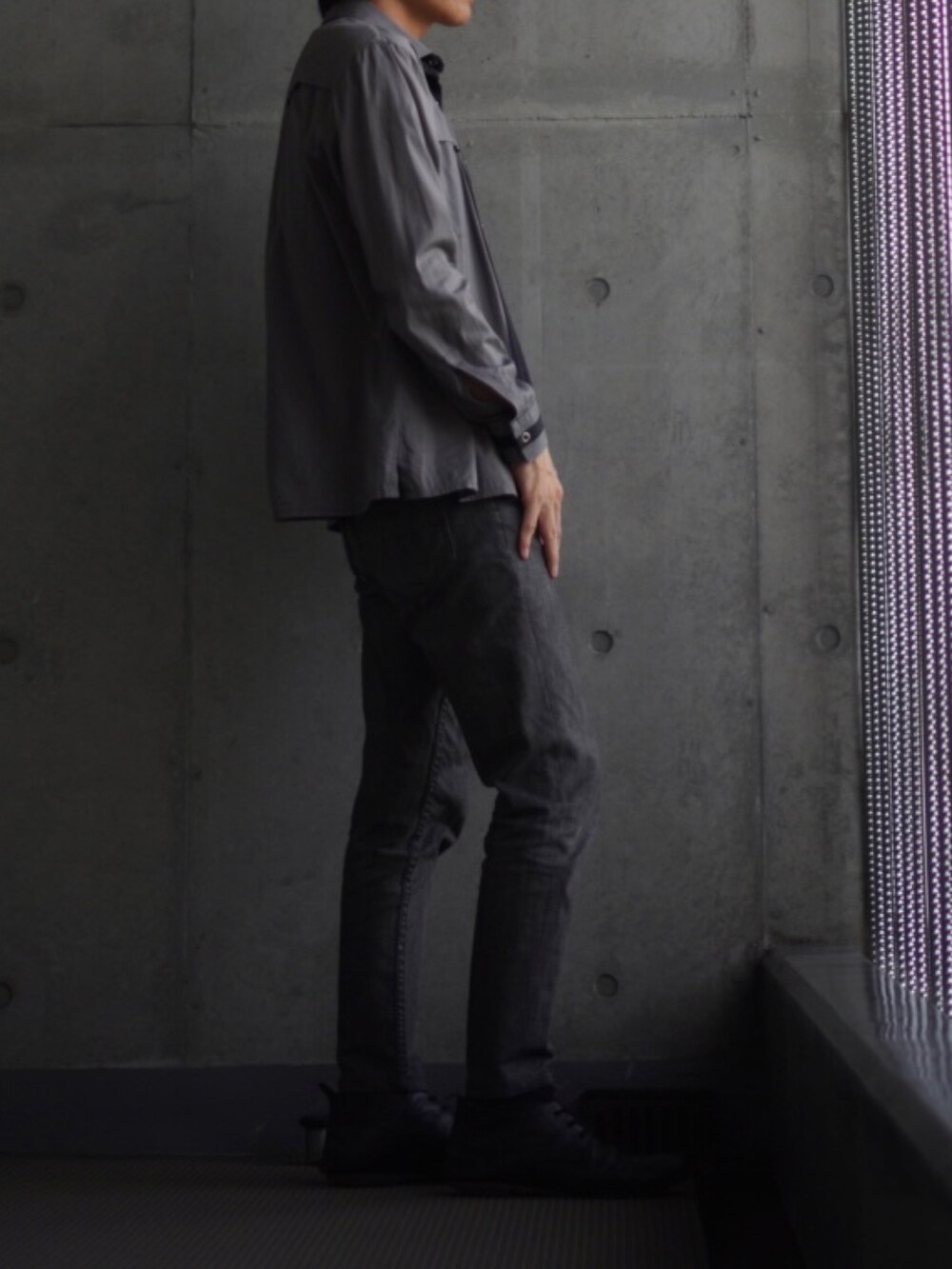 「革靴、デニム、ジーンズ、Tシャツ、黒Tシャツ、シャツスタイル、シャツ、低身長、低身長コーデ、低身長男子」｜「NANO universeのレザーシューズ（ローファー、ブラック系）」を使った、コバヤシ_トシヒコさん（メンズ・163cm）の秋コーディネートの2枚目の写真