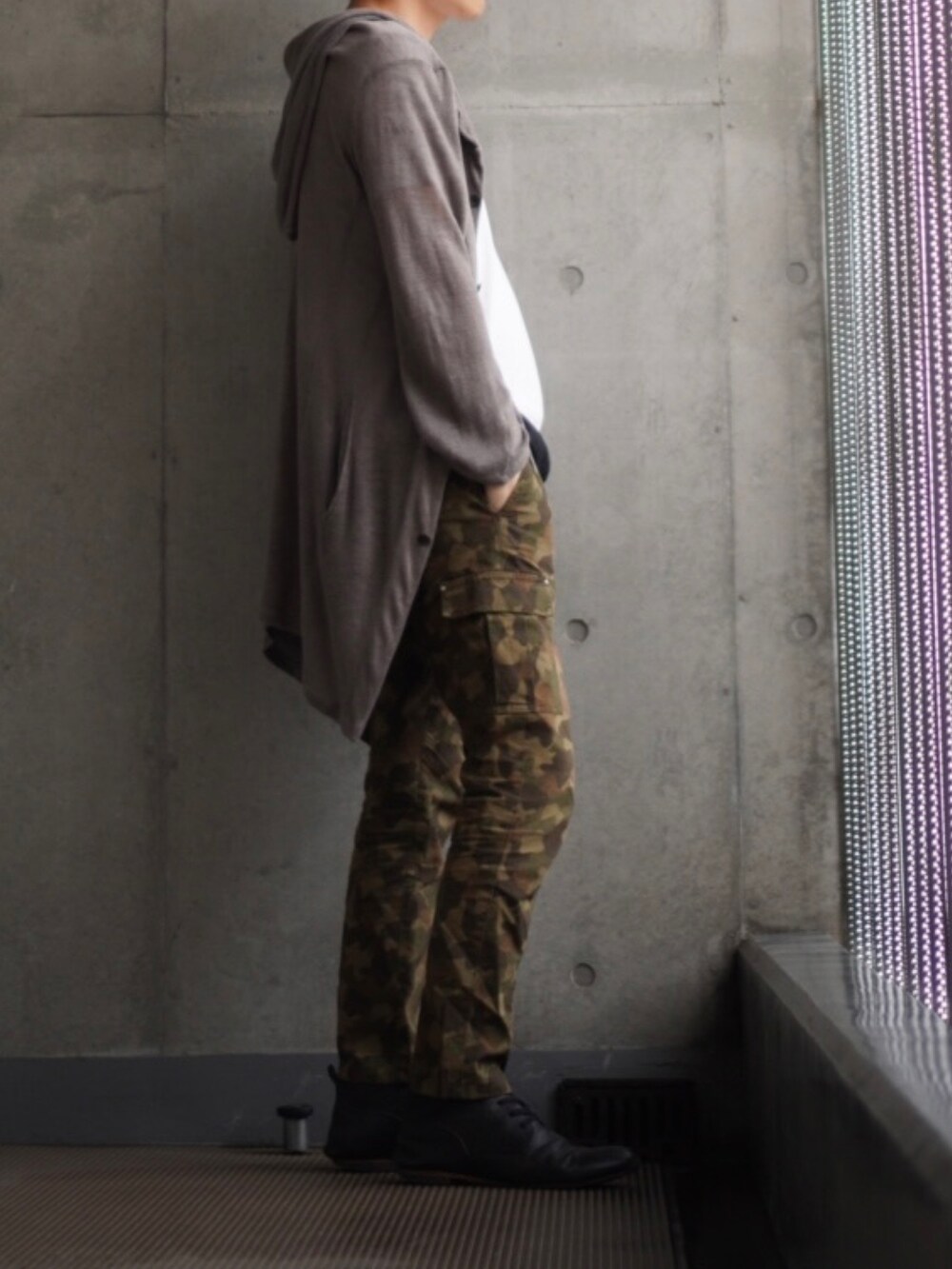 「休日スタイル、メンズコーデ、カジュアル、初夏コーデ、低身長コーデ、低身長、低身長男子、カーゴパンツ、迷彩、カーディガン、パーカー、Ｉライン、Iラインシルエット」｜「NANO universeのレザーシューズ（ローファー、ブラック系）」を使った、コバヤシ_トシヒコさん（メンズ・163cm）の夏コーディネートの2枚目の写真
