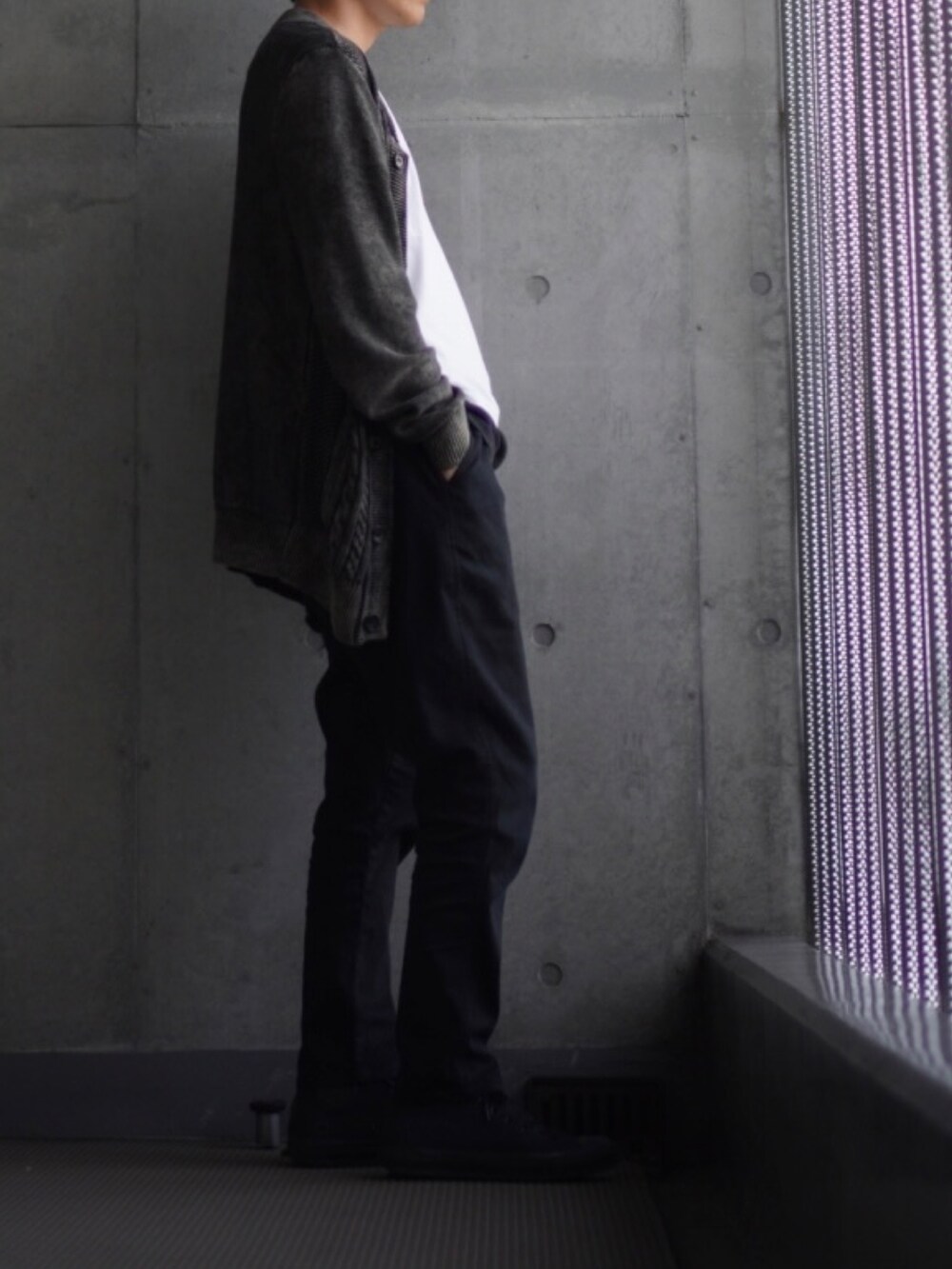 「スニーカー、黒スニーカー、テーパードパンツ、Tシャツ、白Tシャツ、カーディガン、低身長、低身長コーデ、低身長男子」｜「CONVERSEのconverse コンバース ALL STAR HI オールスター ハイ 3206 BLKﾓﾉｸﾛｰﾑ（スニーカー、ブラック系）」を使った、コバヤシ_トシヒコさん（メンズ・163cm）の秋コーディネートの2枚目の写真