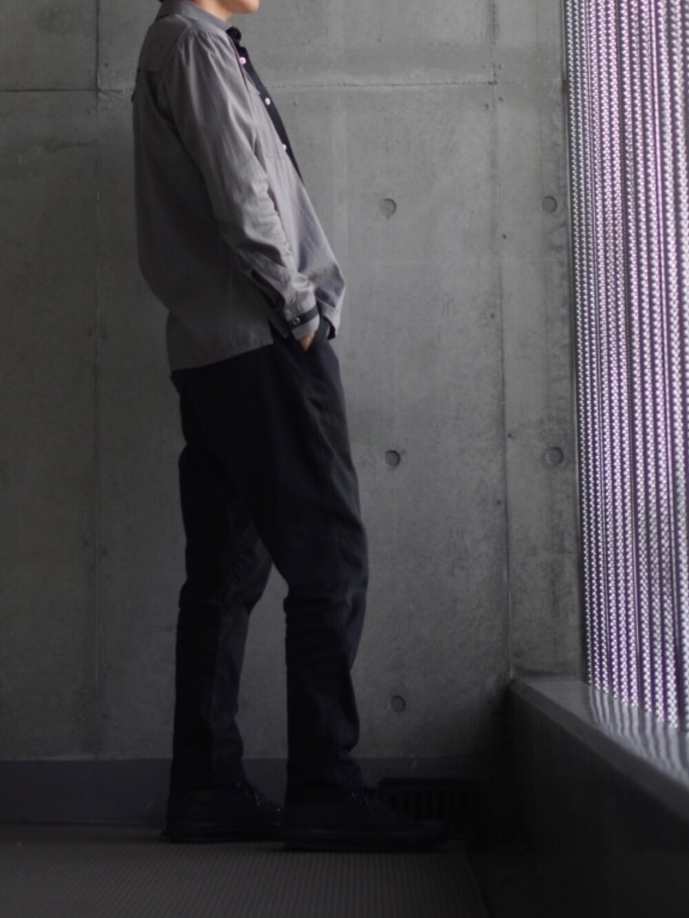 「スニーカー、黒スニーカー、テーパードパンツ、Tシャツ、白Tシャツ、シャツスタイル、シャツ、低身長、低身長コーデ、低身長男子」｜「CONVERSEのconverse コンバース ALL STAR HI オールスター ハイ 3206 BLKﾓﾉｸﾛｰﾑ（スニーカー、ブラック系）」を使った、コバヤシ_トシヒコさん（メンズ・163cm）の秋コーディネートの2枚目の写真